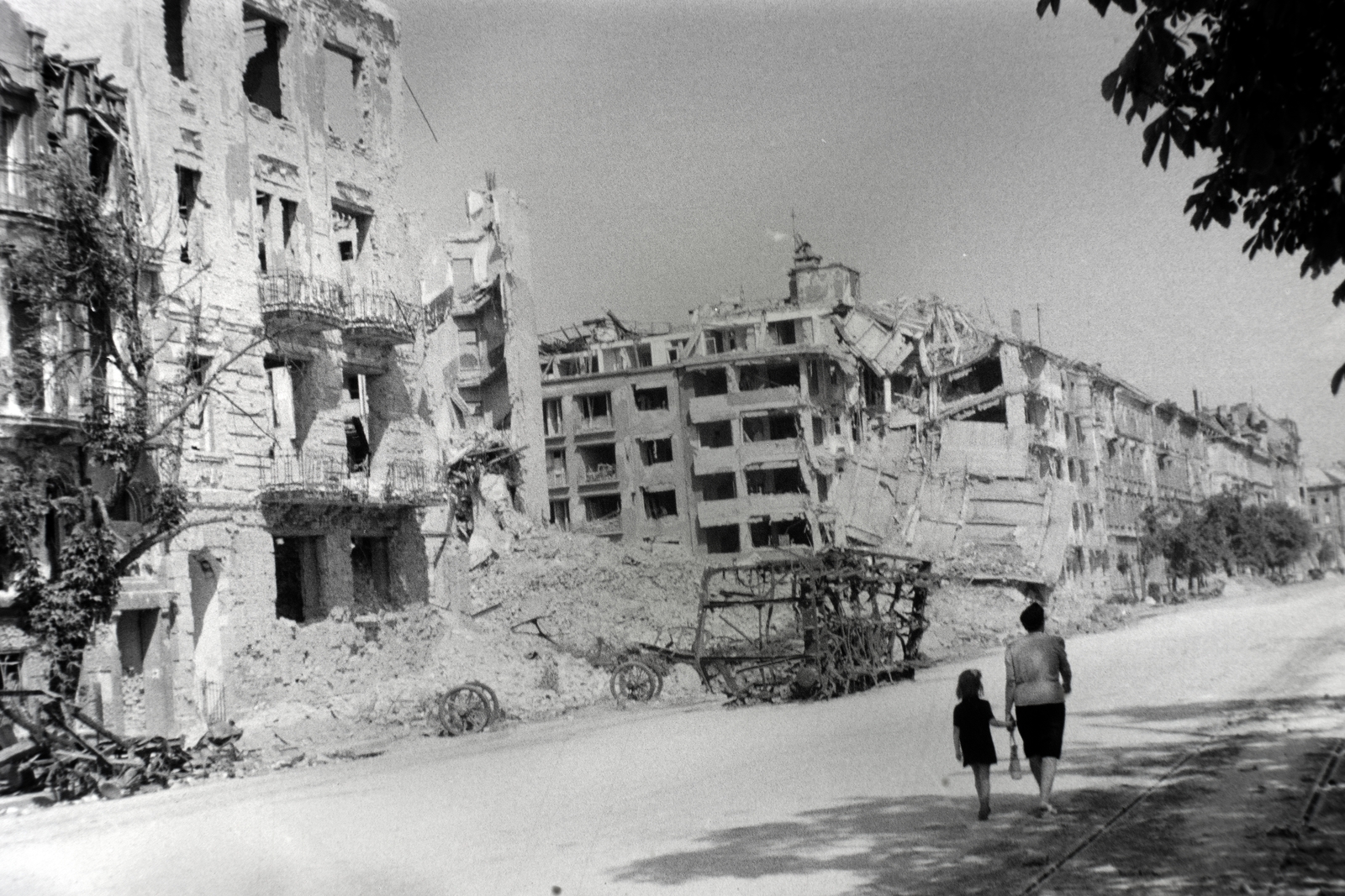 Hungary, Budapest II., Bem (Mónus Illés) rakpart a Bem József (Pálffy) tér felé nézve. Középen balra az 1945. január 2-án felrobbant Fő utca 59. és Vitéz utca 2. számú ház romjai., 1945, Fortepan, wreck, Budapest, lady, girl, Fortepan #73308