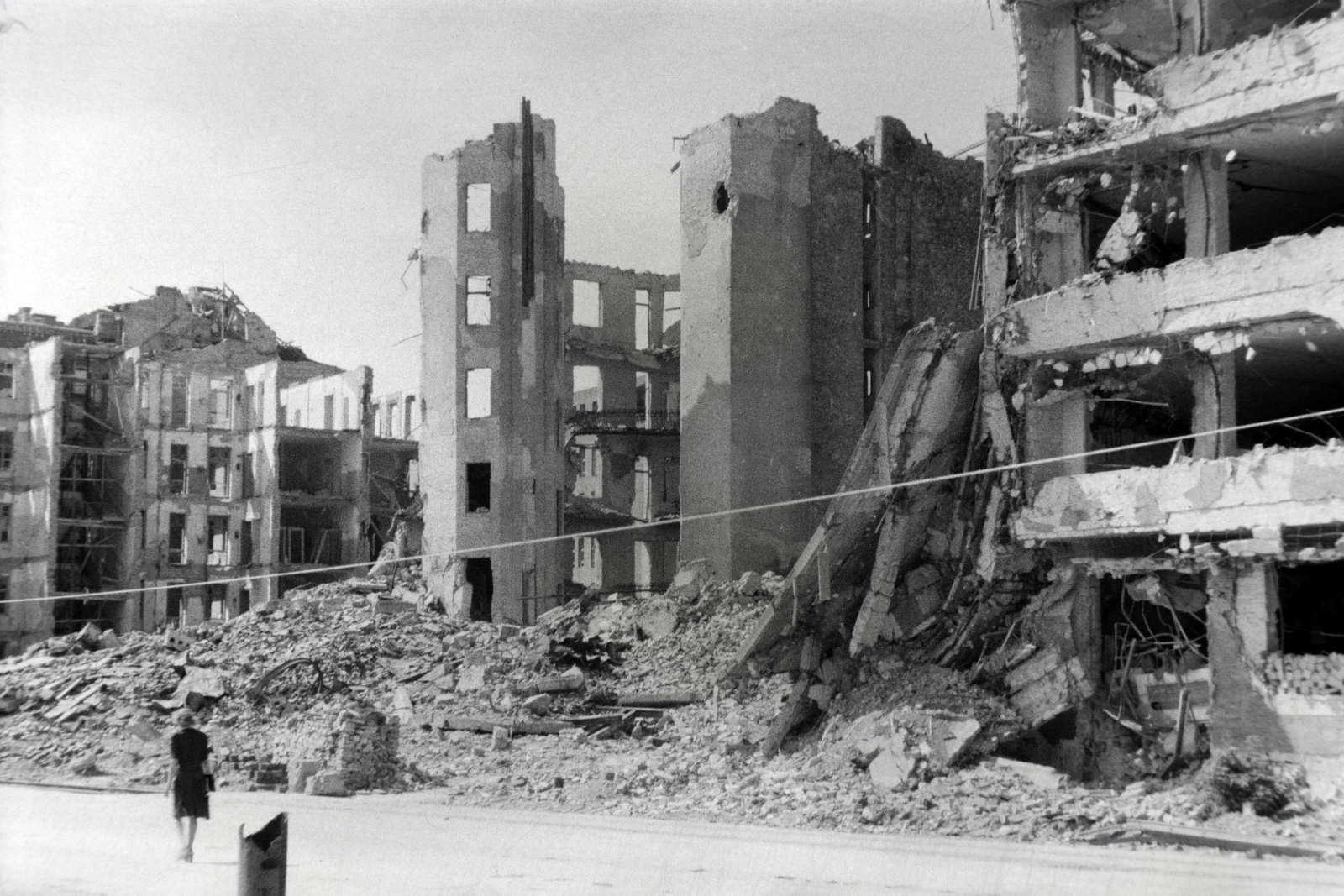 Magyarország, Budapest II., Bem (Margit) rakpart, szemben az 1945. január 2-án felrobbant Fő utca 59. és Vitéz utca 2. számú ház romjai., 1945, Fortepan, Budapest, háborús kár, épületkár, Fortepan #73309