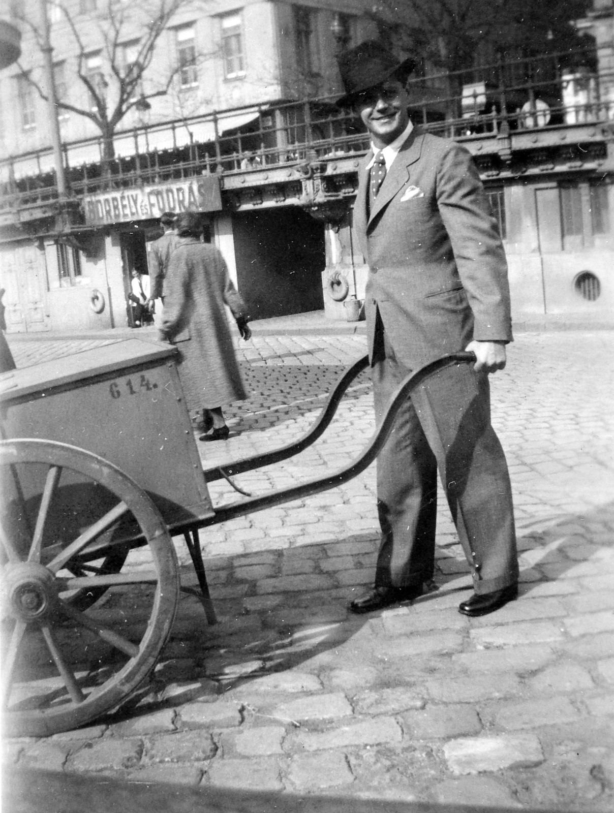 Magyarország, Budapest V., Belgrád (Ferenc József) rakpart Türr István utcánál., 1943, Fortepan, kalap, cégtábla, utcakép, életkép, fodrászat, férfi, kockakő, kordé, Budapest, kézikocsi, Fortepan #7331