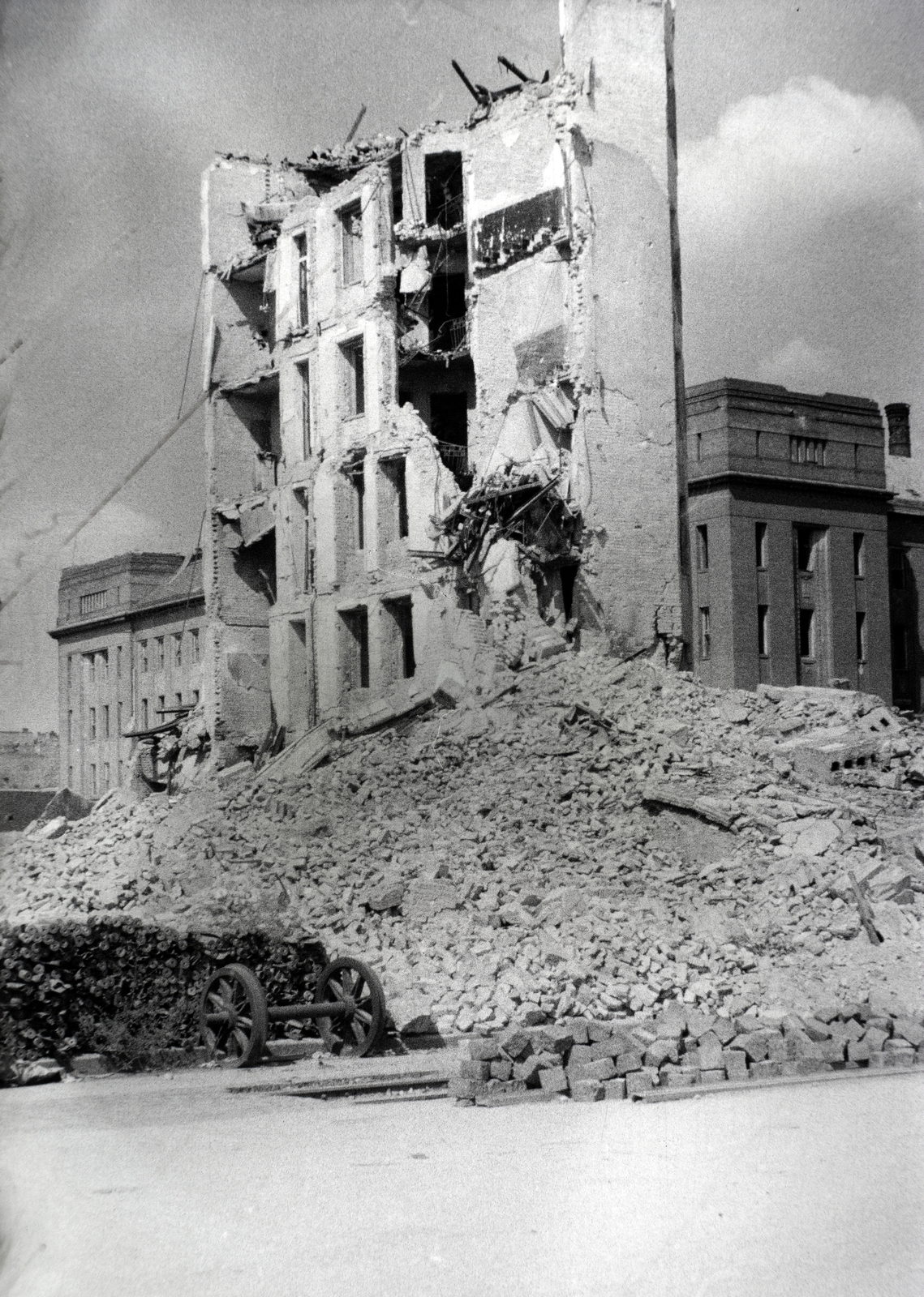 Hungary, Budapest II., az 1945. január 2-án felrobbant Fő utca 59. és Vitéz utca 2. számú ház romjai a Bem (Margit) rakpartról nézve., 1945, Fortepan, Budapest, war damage, damaged building, Fortepan #73311