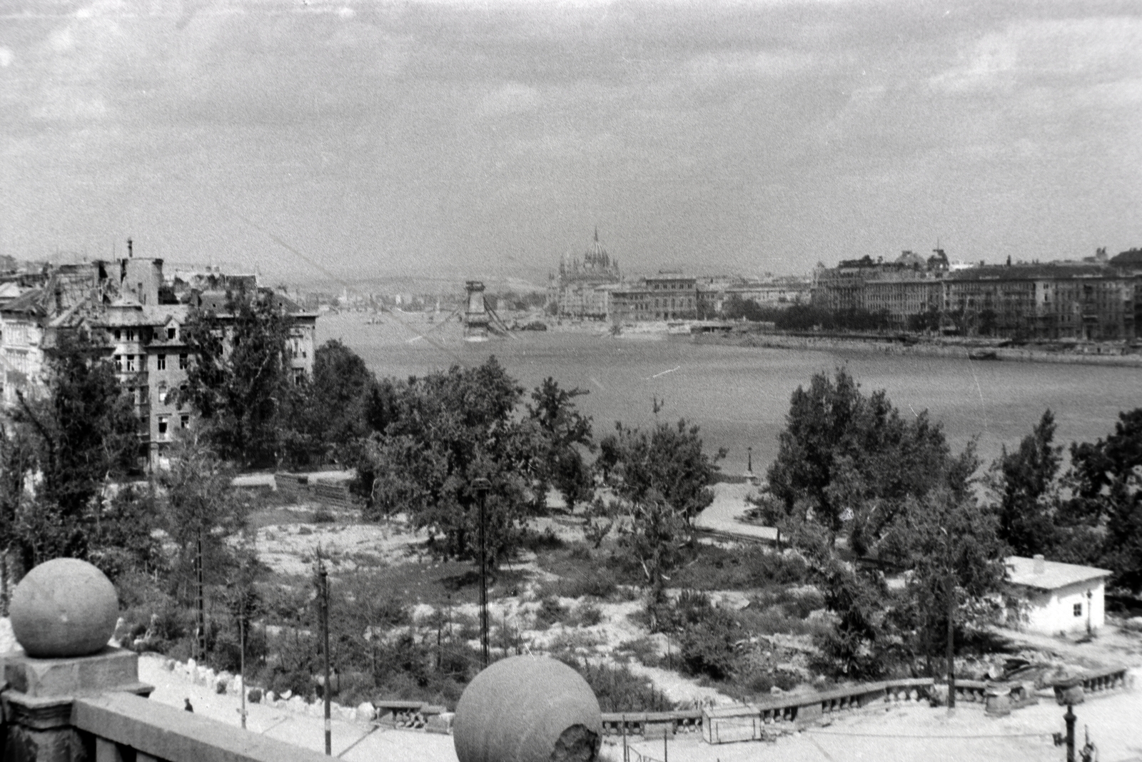 Hungary, Budapest I., Döbrentei tér a Szent Gellért lépcsőtől a Széchenyi Lánchíd és a Parlament felé nézve, 1945, Fortepan, war damage, wrecked bridge, parliament, Danube, Budapest, suspension bridge, Duna-bridge, William Tierney Clark-design, Fortepan #73313
