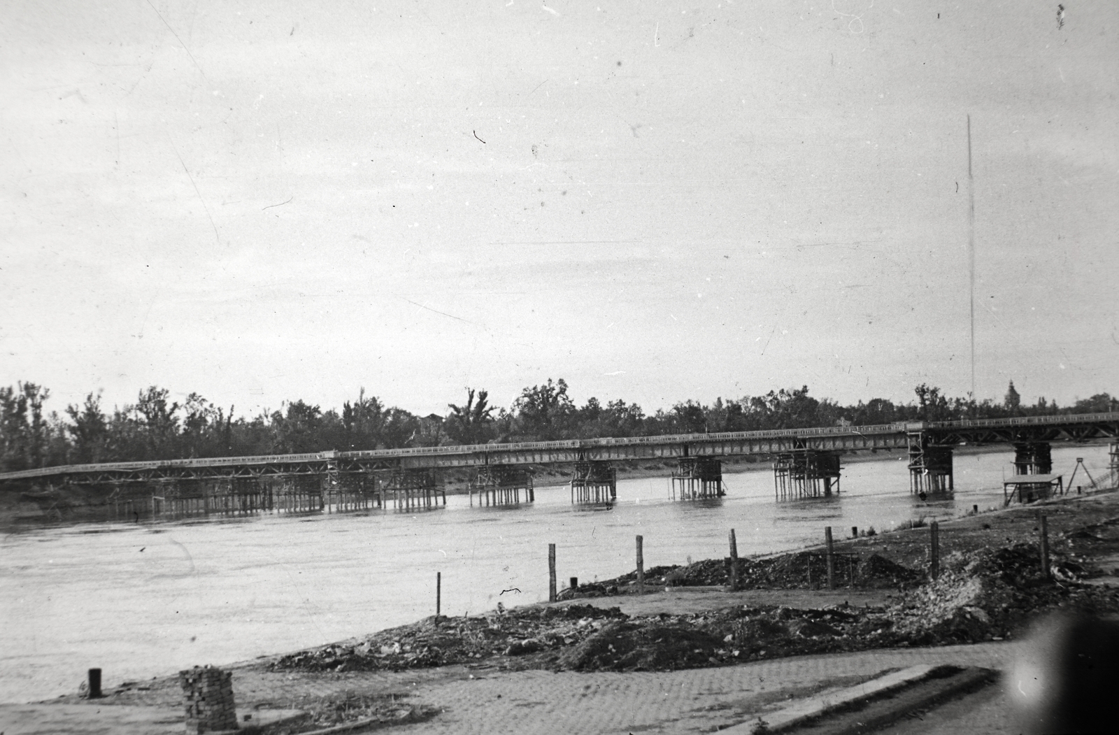 Magyarország, Budapest XIII., a pesti alsó rakpart a Radnóti Miklós (Sziget) utcánál, a Manci híd első, cölöphíd változata., 1945, Fortepan, Budapest, Duna-part, ideiglenes híd, Fortepan #73316