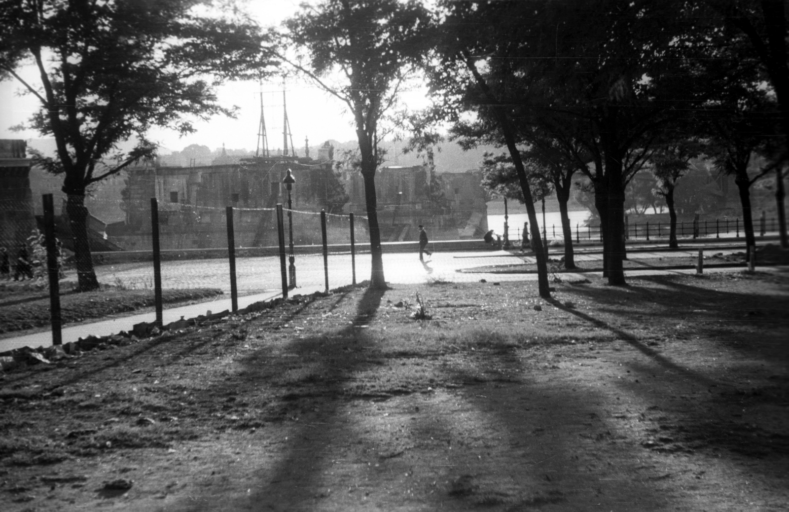 Hungary, Budapest XIII., Jászai Mari (Rudolf trónörökös) tér, szemben a lerombolt Margit híd., 1945, Fortepan, Budapest, square, wrecked bridge, Fortepan #73317