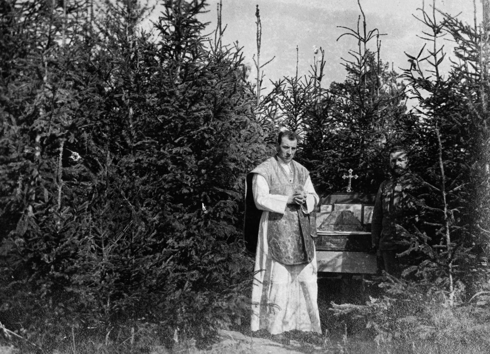 1915, Babarczy Eszter, First World War, priest, soldier, pine forest, altar, liturgy, Fortepan #73324