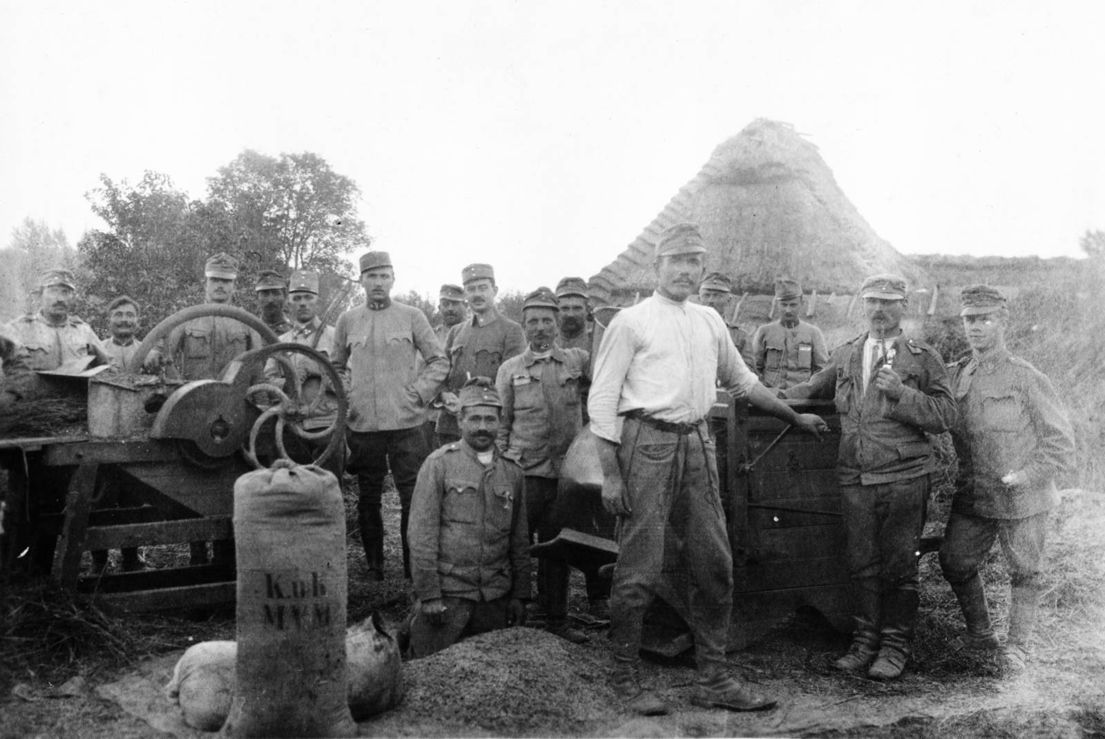 Ukraine, a 23. gyalogezred hadtápos katonái csépelnek., 1915, Babarczy Eszter, First World War, tableau, soldier, sack, machine, Fortepan #73333