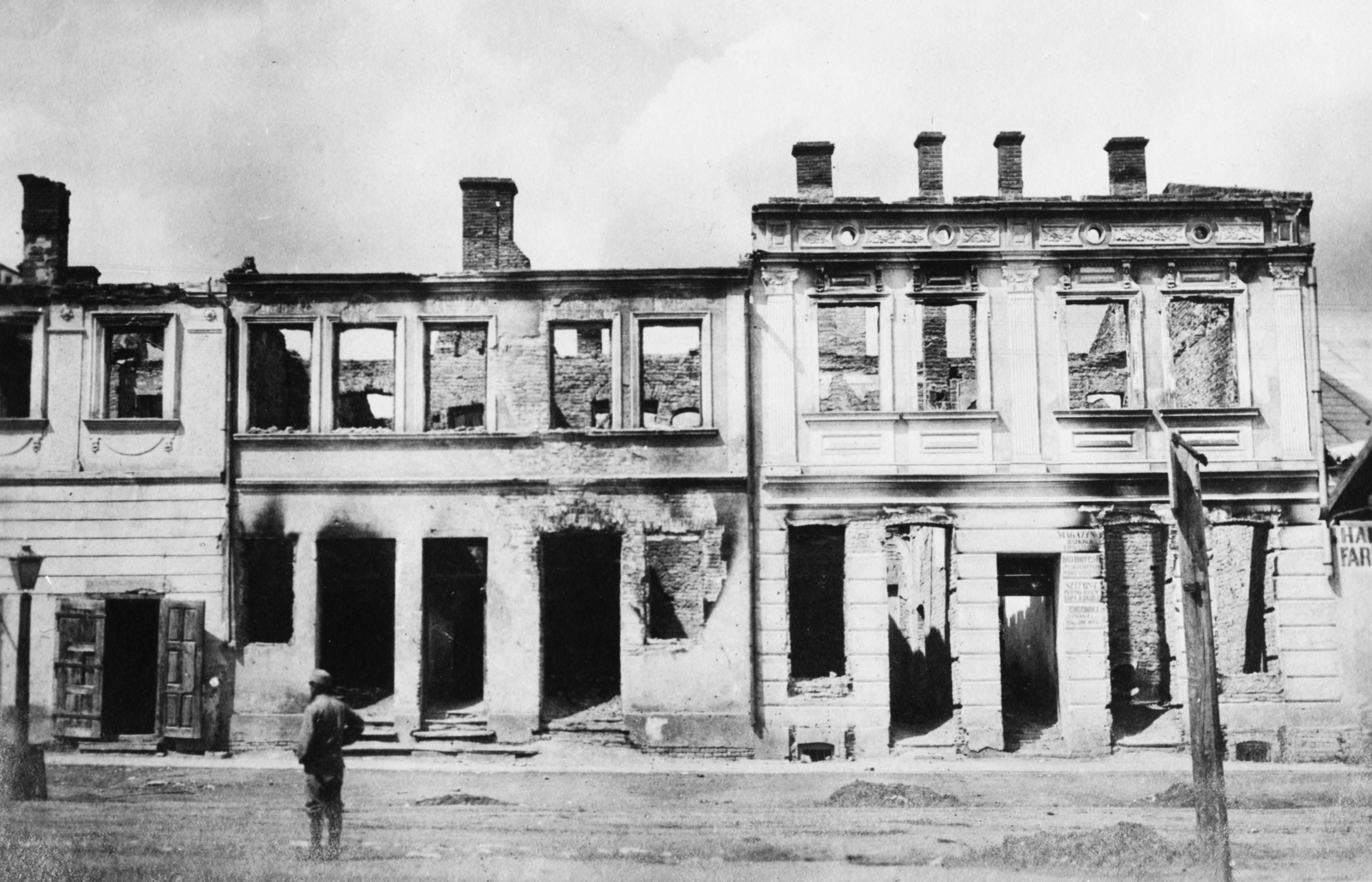 Ukrajna, Mosztiszka, (ekkor Mościska), Régi piactér (Rinok)., 1916, Babarczy Eszter, első világháború, háborús kár, rom, katona, épületkár, Fortepan #73348
