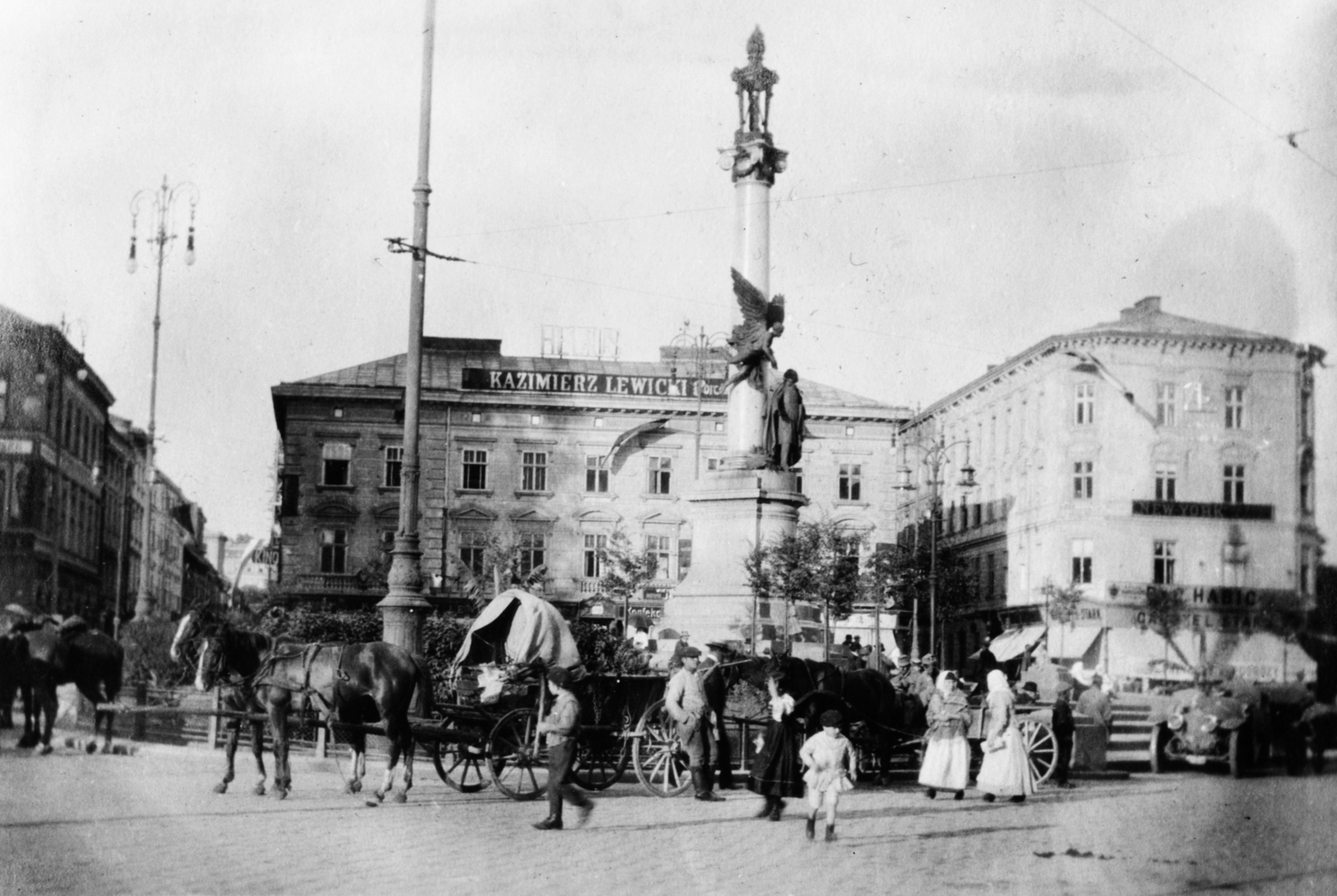 Ukraine, Lviv, Adam Mickiewicz tér, Adam Mickiewicz lengyel költő emlékműve., 1916, Babarczy Eszter, First World War, sign-board, monument, Horse-drawn carriage, pedestrian, automobile, pillar, Austro-Hungarian Empire, Neoclassical architecture, Antoni Popiel-design, Fortepan #73367