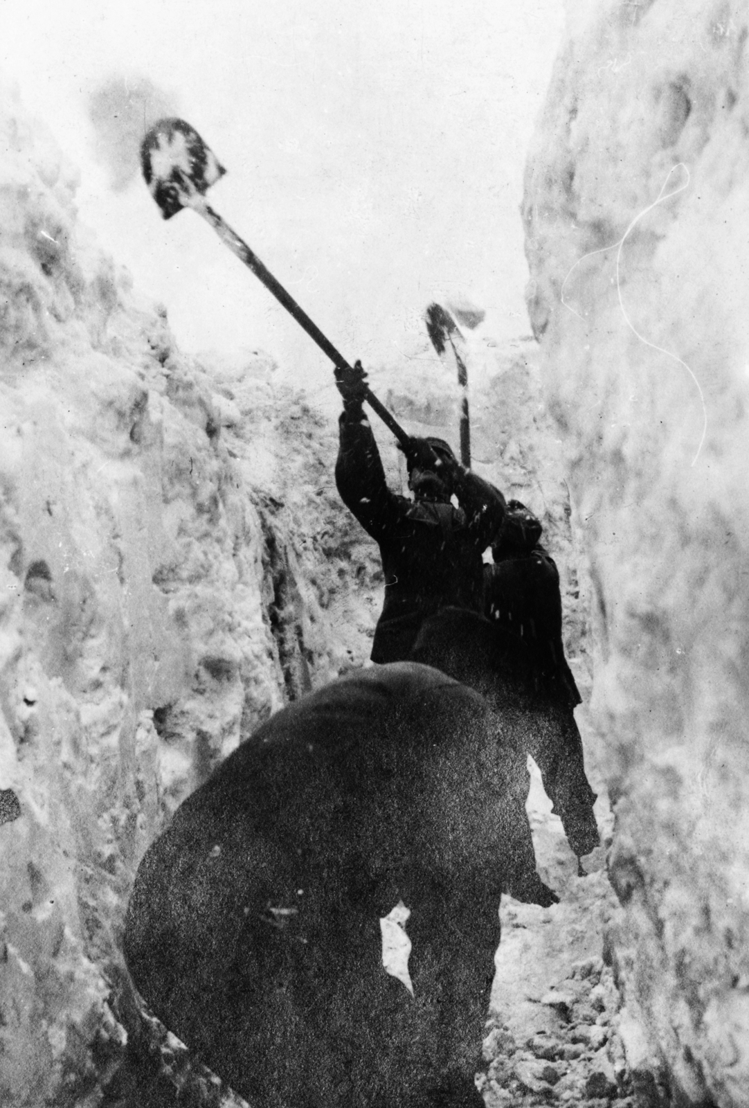1917, Babarczy Eszter, First World War, trench, winter, snow, shovel, prisoner of war, Fortepan #73380