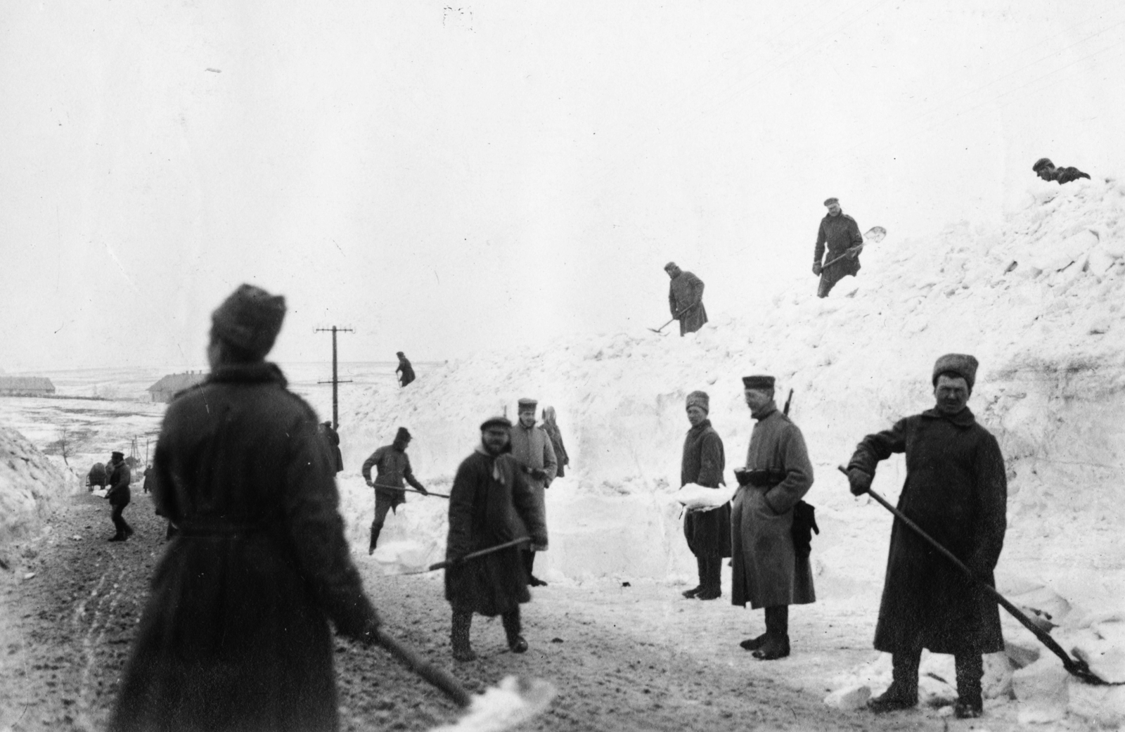1917, Babarczy Eszter, First World War, winter, snow, shovel, prisoner of war, Soviet soldier, German soldier, Fortepan #73382
