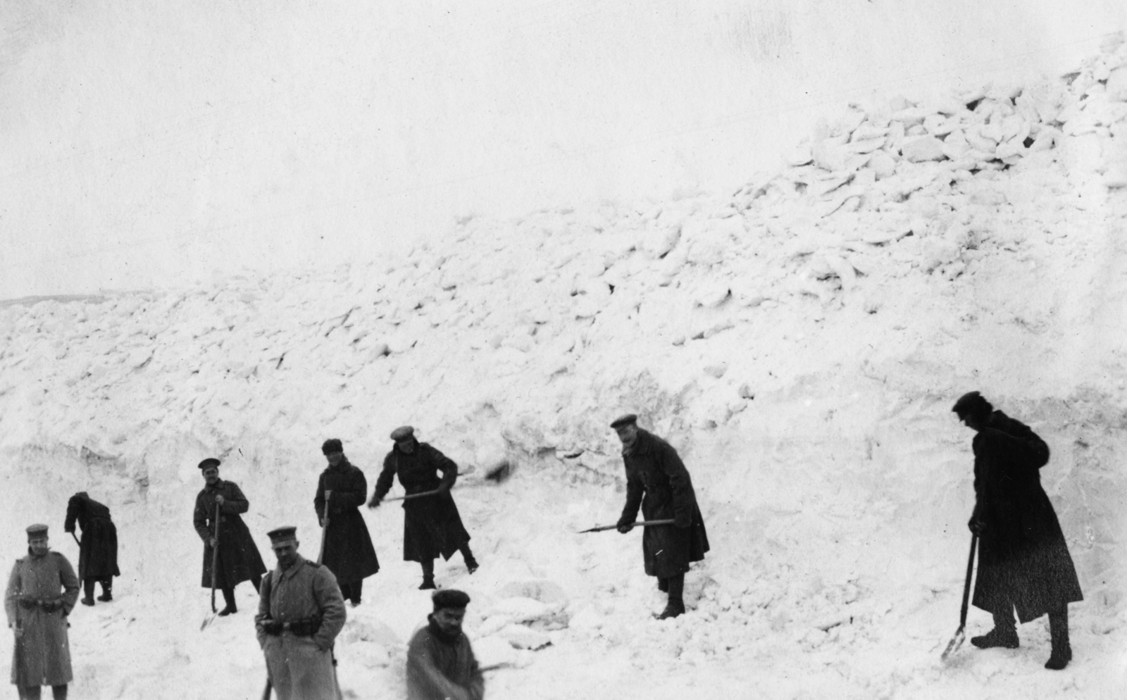 1917, Babarczy Eszter, First World War, winter, snow, shovel, prisoner of war, Fortepan #73383