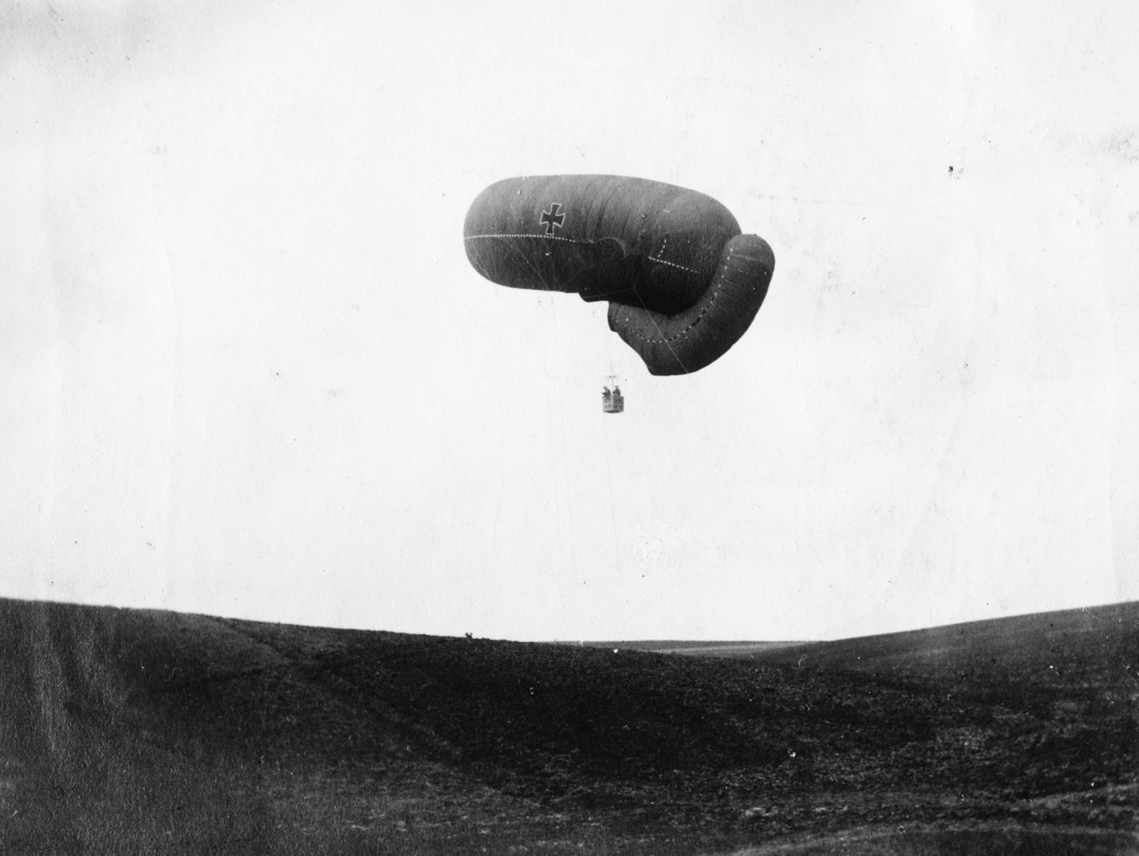 Az Osztrák-Magyar Monarchia hadseregének Drachen típusú rögzített megfigyelő léggömbje., 1917, Babarczy Eszter, első világháború, német gyártmány, katonaság, léggömb, léghajó, felségjelzés, Fortepan #73388