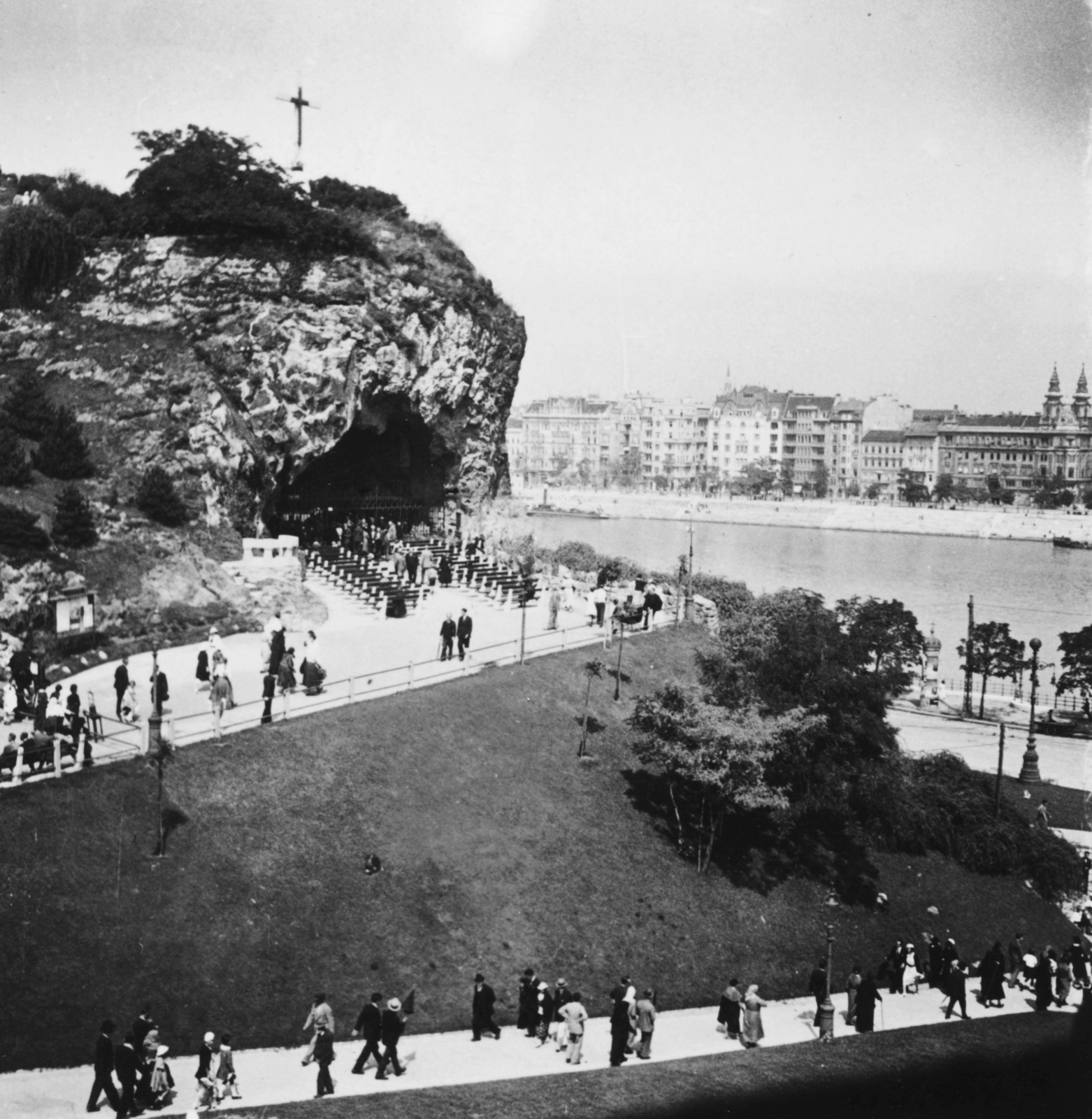 Hungary, Budapest XI., Sziklatemplom a Gellért Szállóból nézve., 1940, Schwertner Ágnes, Budapest, Fortepan #73411