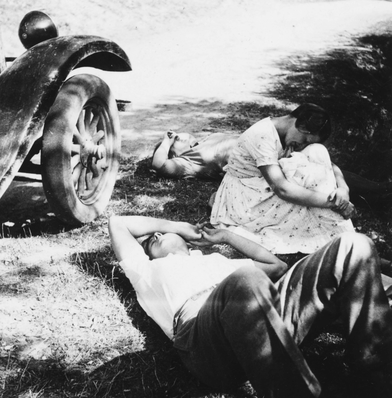 1940, Schwertner Ágnes, covering the face, Fortepan #73412