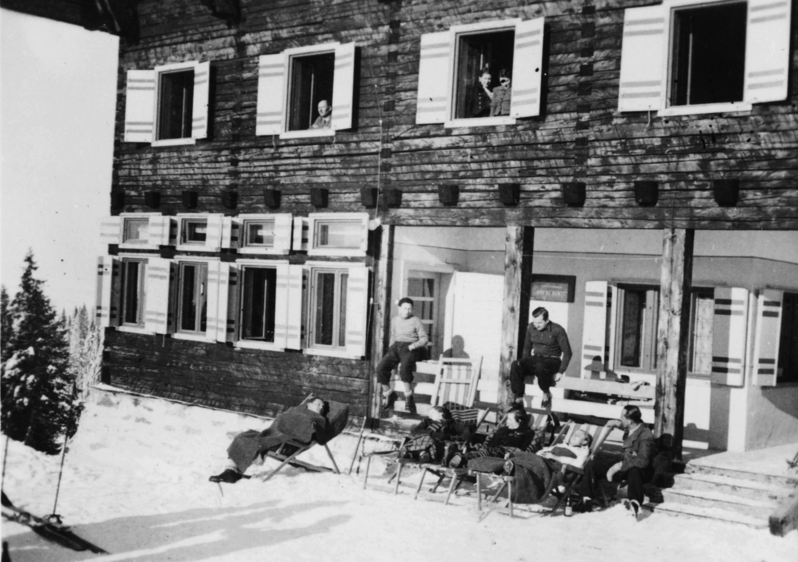 Romania,Transylvania, Fertő-tető Karánsebes közelében., 1940, Schwertner Ágnes, winter, snow, tableau, sunbathe, deck chair, Fortepan #73418