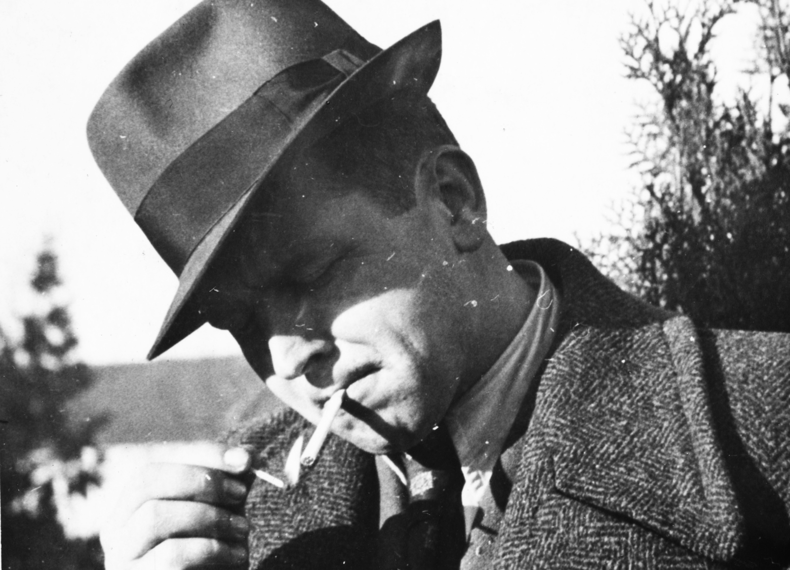 1940, Schwertner Ágnes, portrait, hat, cigarette, smoking, man, light up a cigarette, Fortepan #73419