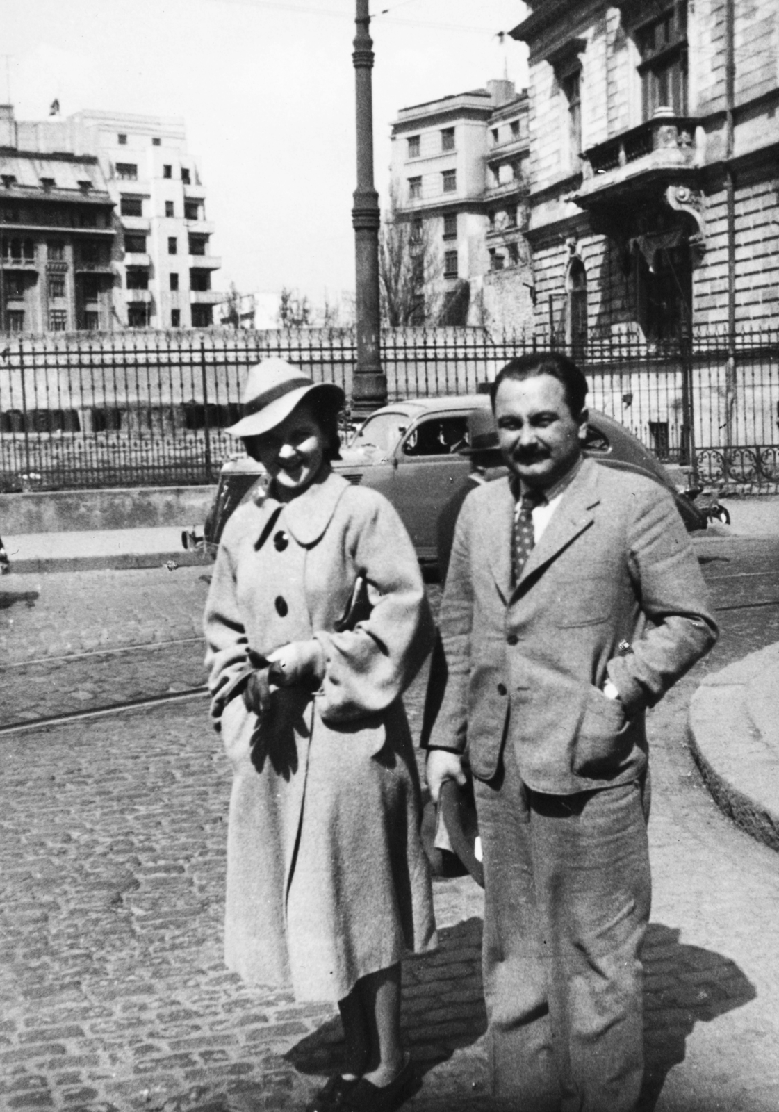 Romania, Bucharest, Strada Boteanu - Strada C. A. Rosetti sarok, a háttérben középen a Lido hotel hátsó frontja látszik, attól balra a Bulevardul George Magheru - Strada Benjamin Franklin sarok., 1941, Schwertner Ágnes, hat, man, woman, double portrait, automobile, Fortepan #73421