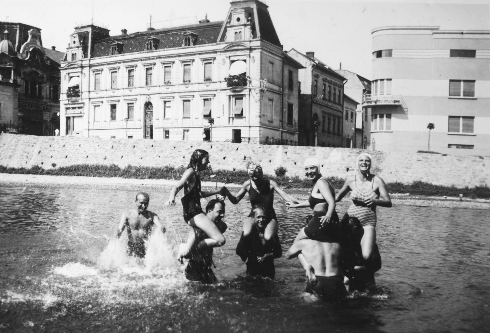 Romania,Transylvania, Lugoj, Temes-part., 1941, Schwertner Ágnes, bathing suit, tableau, women, men, bathing, fun, bathing caps, sitting on the shoulders, Fortepan #73428
