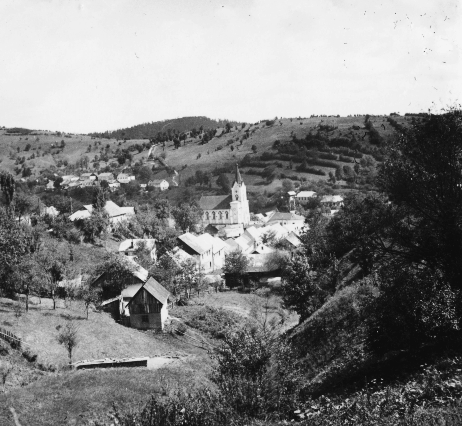 Romania,Transylvania, Anina, Stájerlak (ekkor önálló, ma a város része) látképe, középen a "Szentháromság" római katolikus templom (Biserica Romano – Catolică „Sfânta Treime”)., 1937, Schwertner Ágnes, church, Fortepan #73439