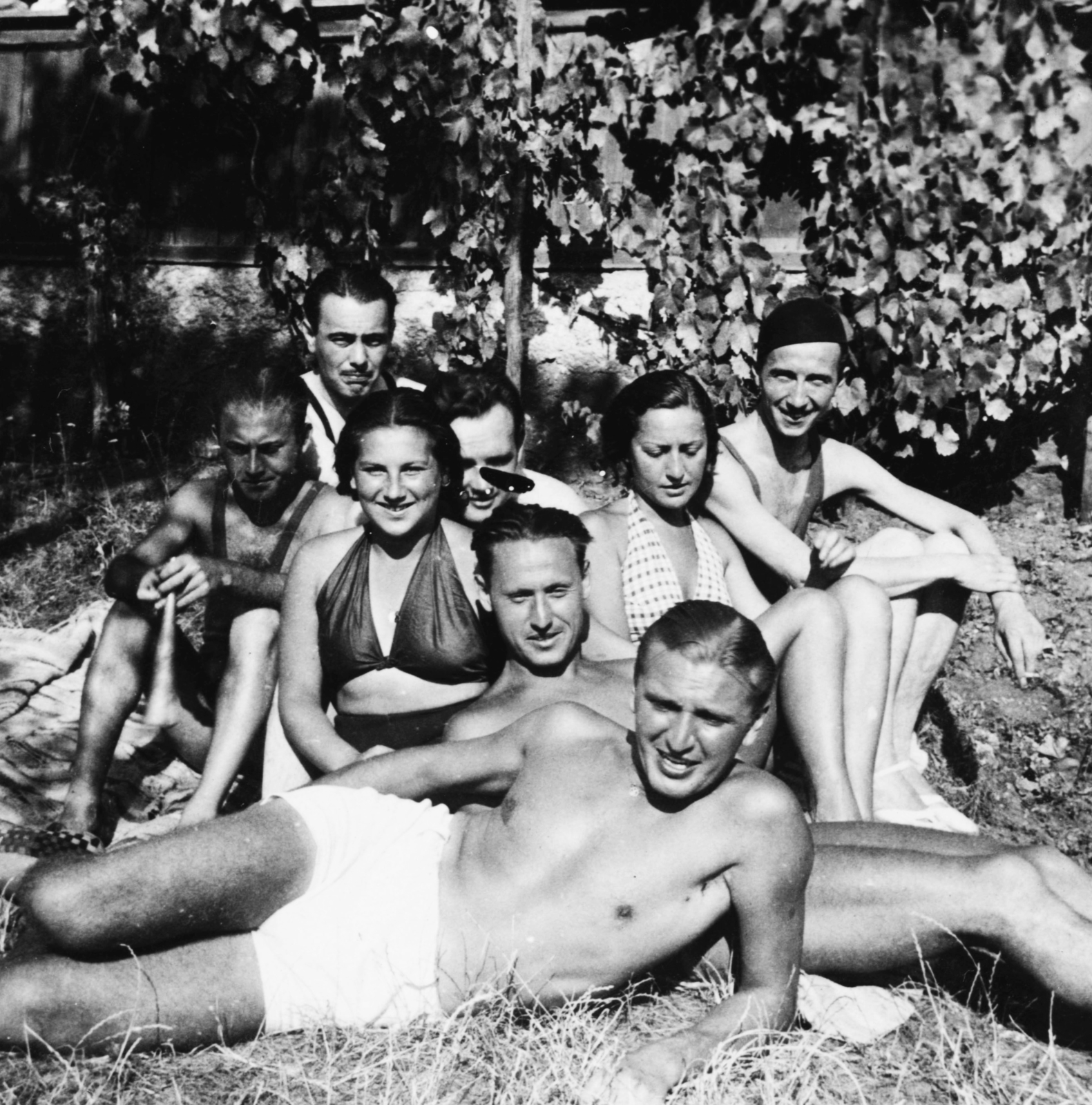 1940, Schwertner Ágnes, bathing suit, tableau, women, men, prop up on elbows, Fortepan #73446