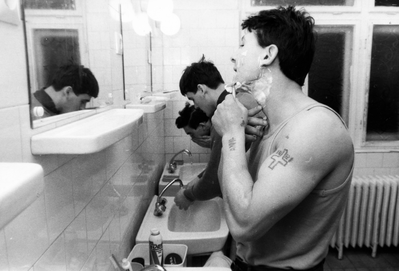 1980, Mujzer Péter, shaving, tattoo, muscle, reflection, Fortepan #73528