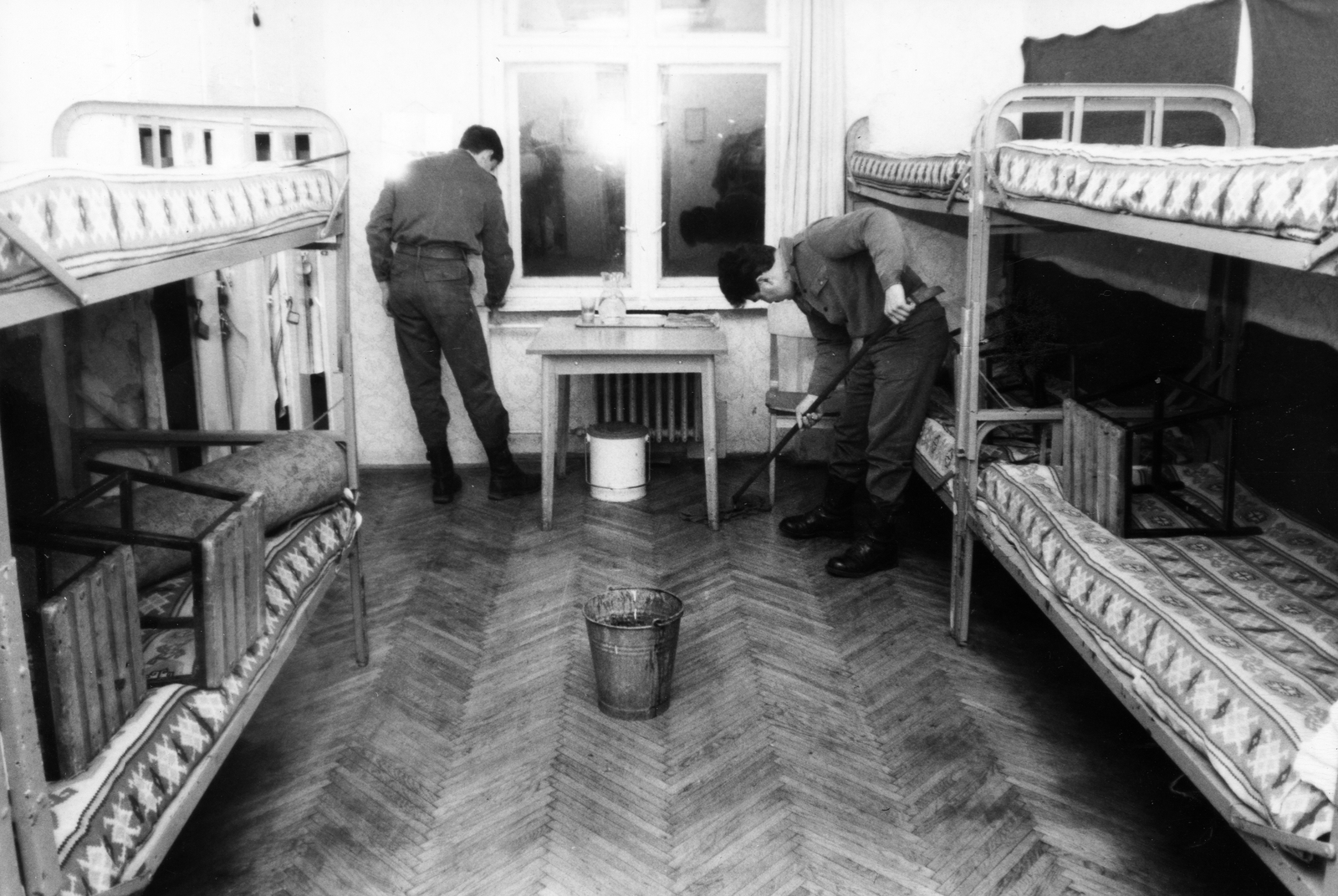 1981, Mujzer Péter, soldier, bucket, dormitory, radiator, parquet floor, cleaning, bunk bed, Fortepan #73531