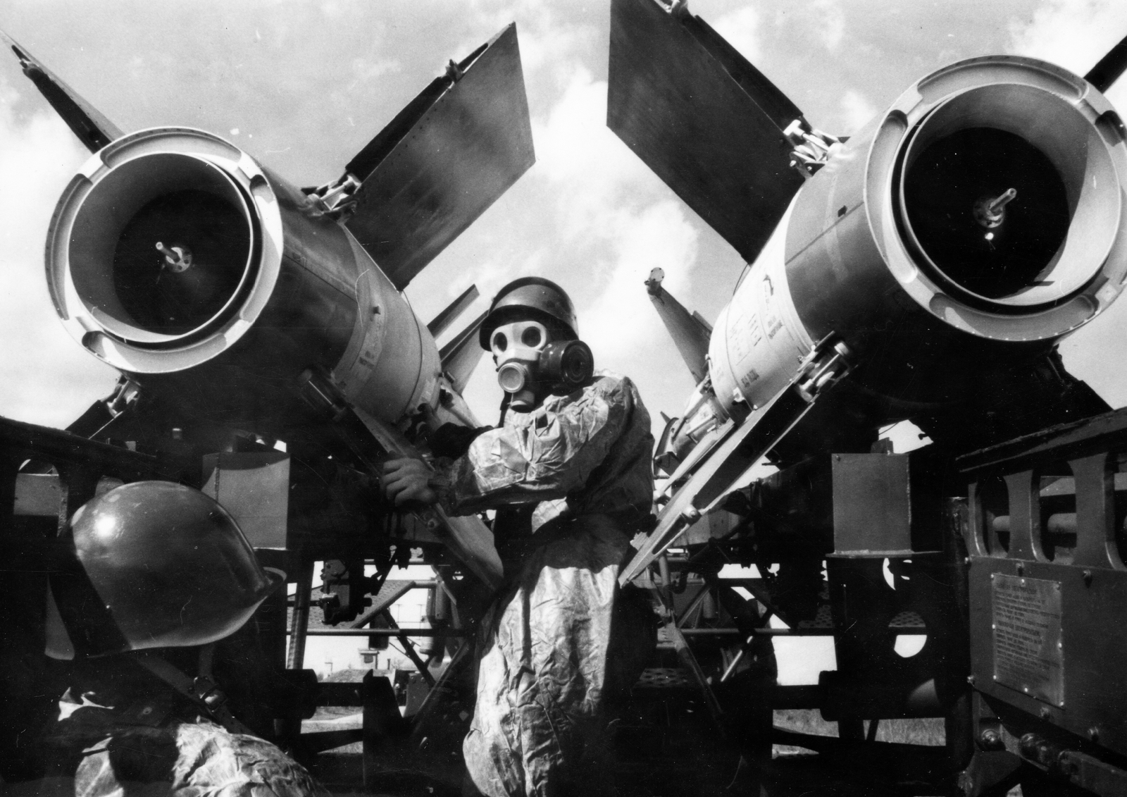 Hungary, SZ–125 Nyeva–M közép-hatómagasságú légvédelmi rakéta., 1982, Mujzer Péter, rocket, gas mask, Fortepan #73535