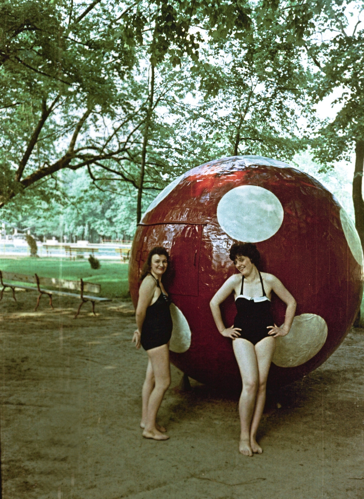 Hungary, Harkány, strandfürdő., 1958, Márton Gábor, colorful, beach ball, Fortepan #73553