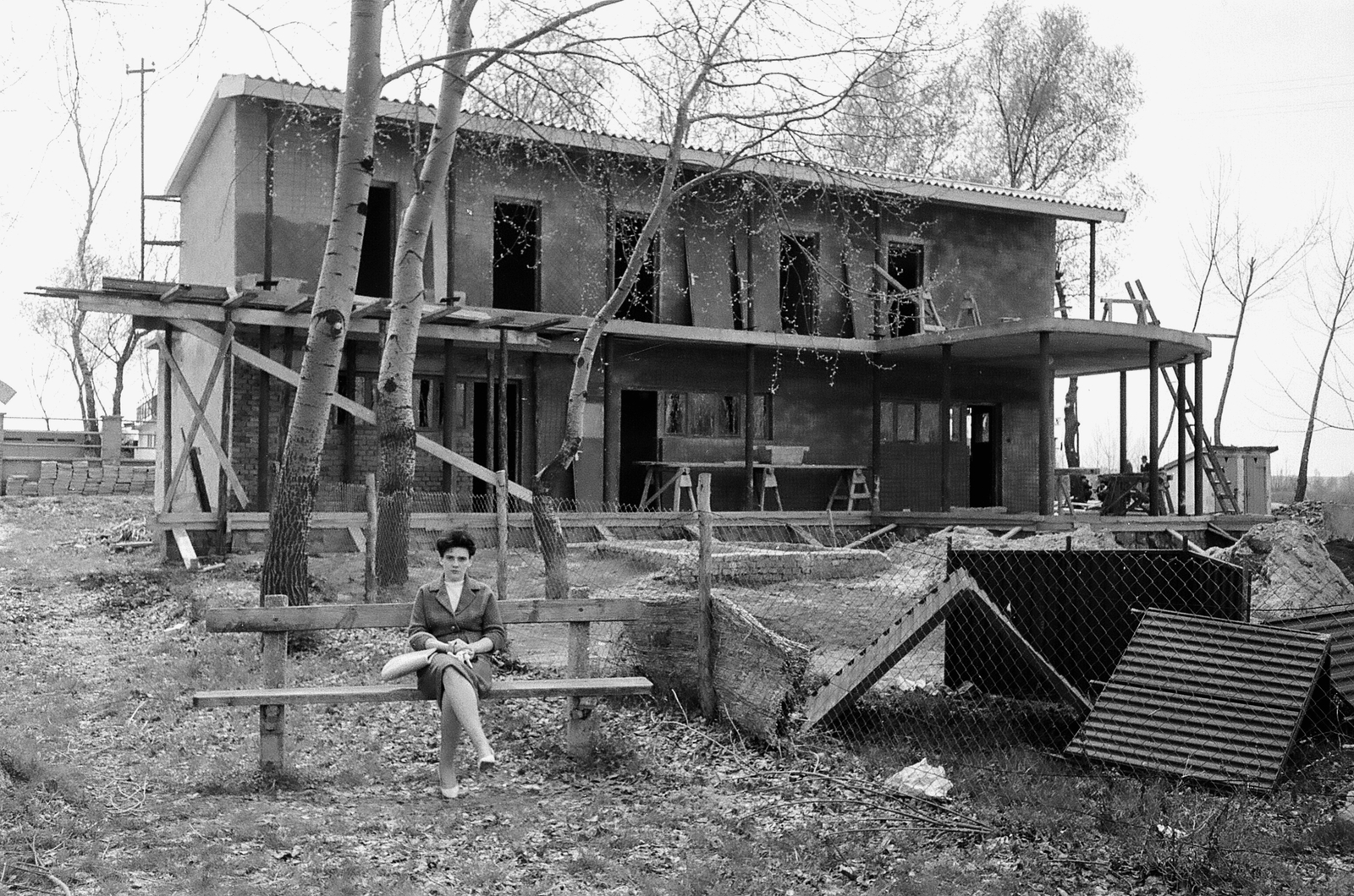 Hungary, Baja, Petőfi-sziget., 1965, Márton Gábor, construction, woman, bench, Fortepan #73565