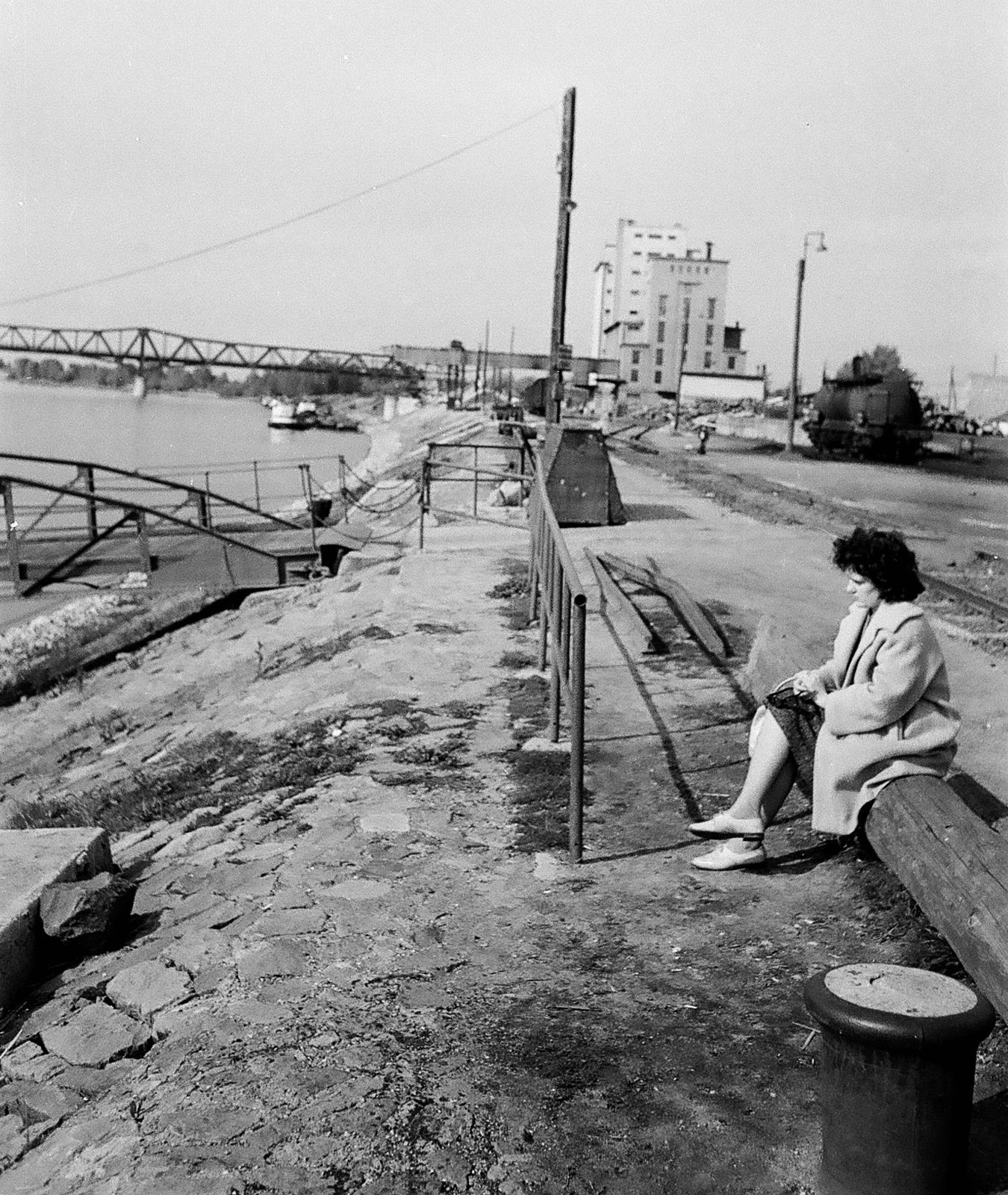 Magyarország, Baja, Duna-part a hajókikötőnél, háttérben a Türr István híd., 1965, Márton Gábor, híd, korlát, folyópart, Fortepan #73568