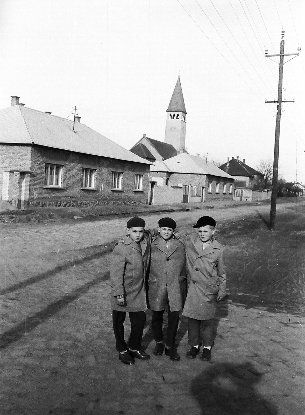 Hungary, Baja, Határ utca az Uszály utca felől nézve, háttérben a Szent József templom., 1965, Márton Gábor, church, kids, Fortepan #73580