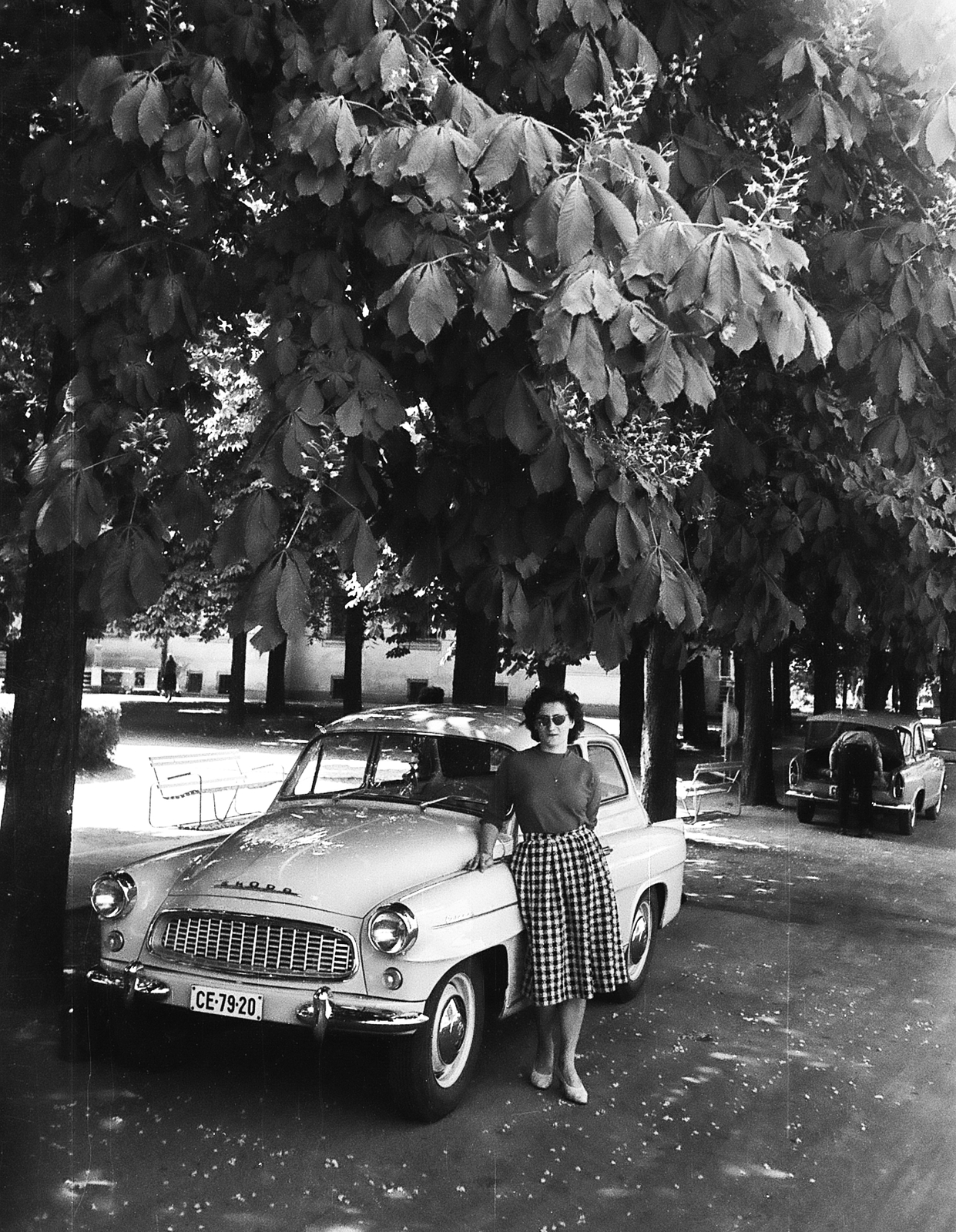 Hungary, Baja, a Szent Rókus Kórház udvara., 1965, Márton Gábor, Czechoslovak brand, medical institution, Skoda-brand, woman, automobile, girls'n'cars, Fortepan #73586
