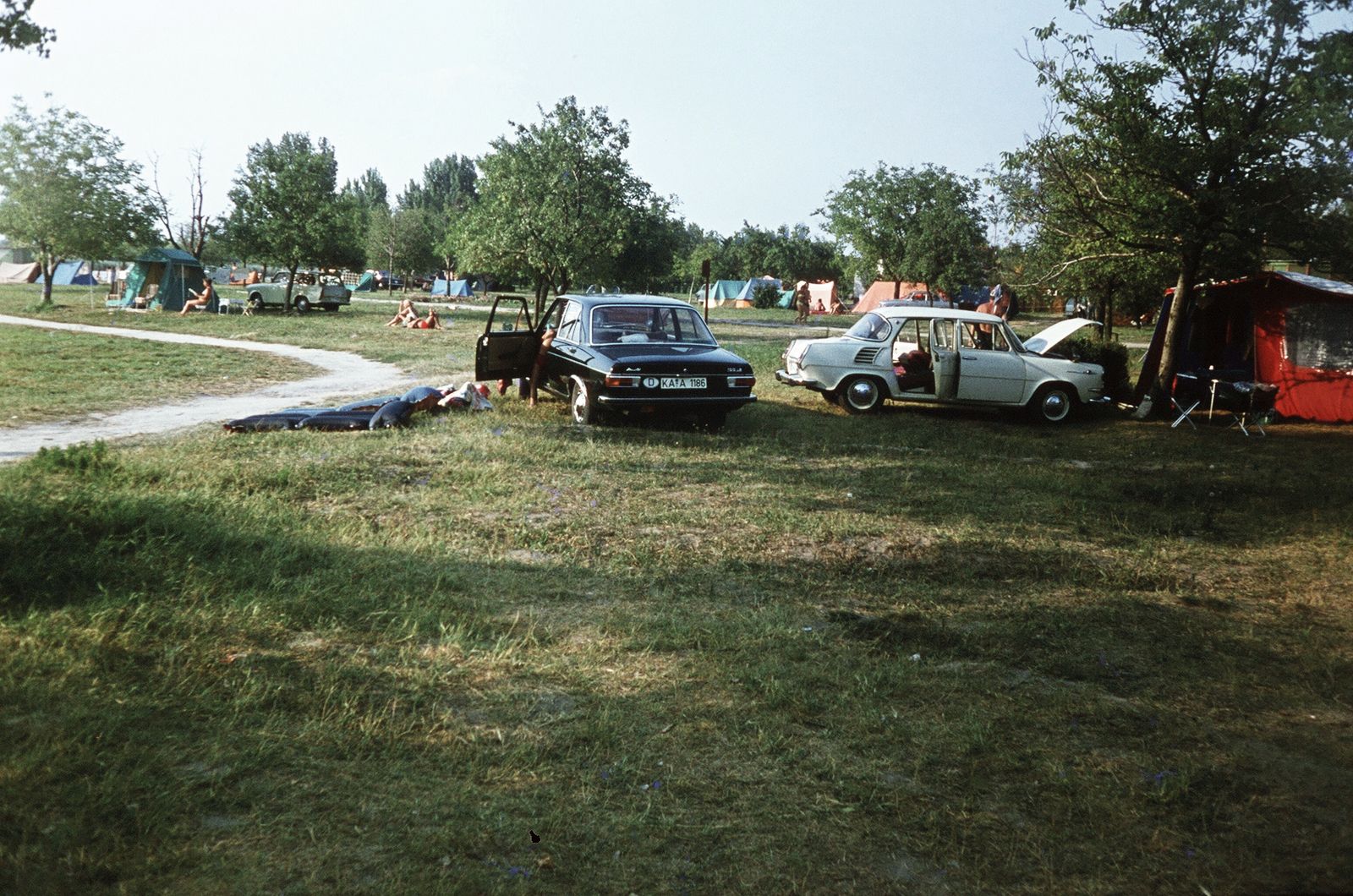 Hungary, Lake of Szelid, kemping., 1971, Márton Gábor, colorful, Czechoslovak brand, German brand, Trabant-brand, Skoda-brand, Audi-brand, camping, automobile, number plate, country code sign, Fortepan #73591