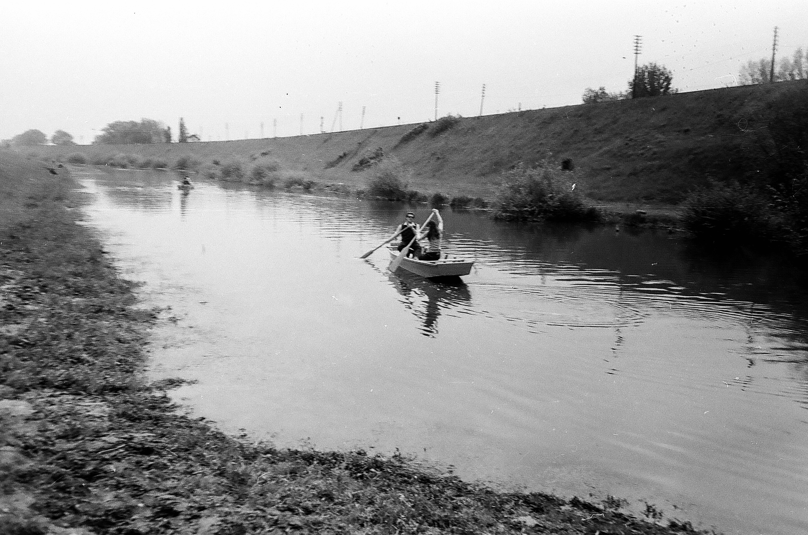 Hungary, Baja, Duna-völgyi-főcsatorna és a Bátaszék-Baja-Kiskunhalas vasútvonal töltése., 1975, Márton Gábor, boat, paddling, Fortepan #73600