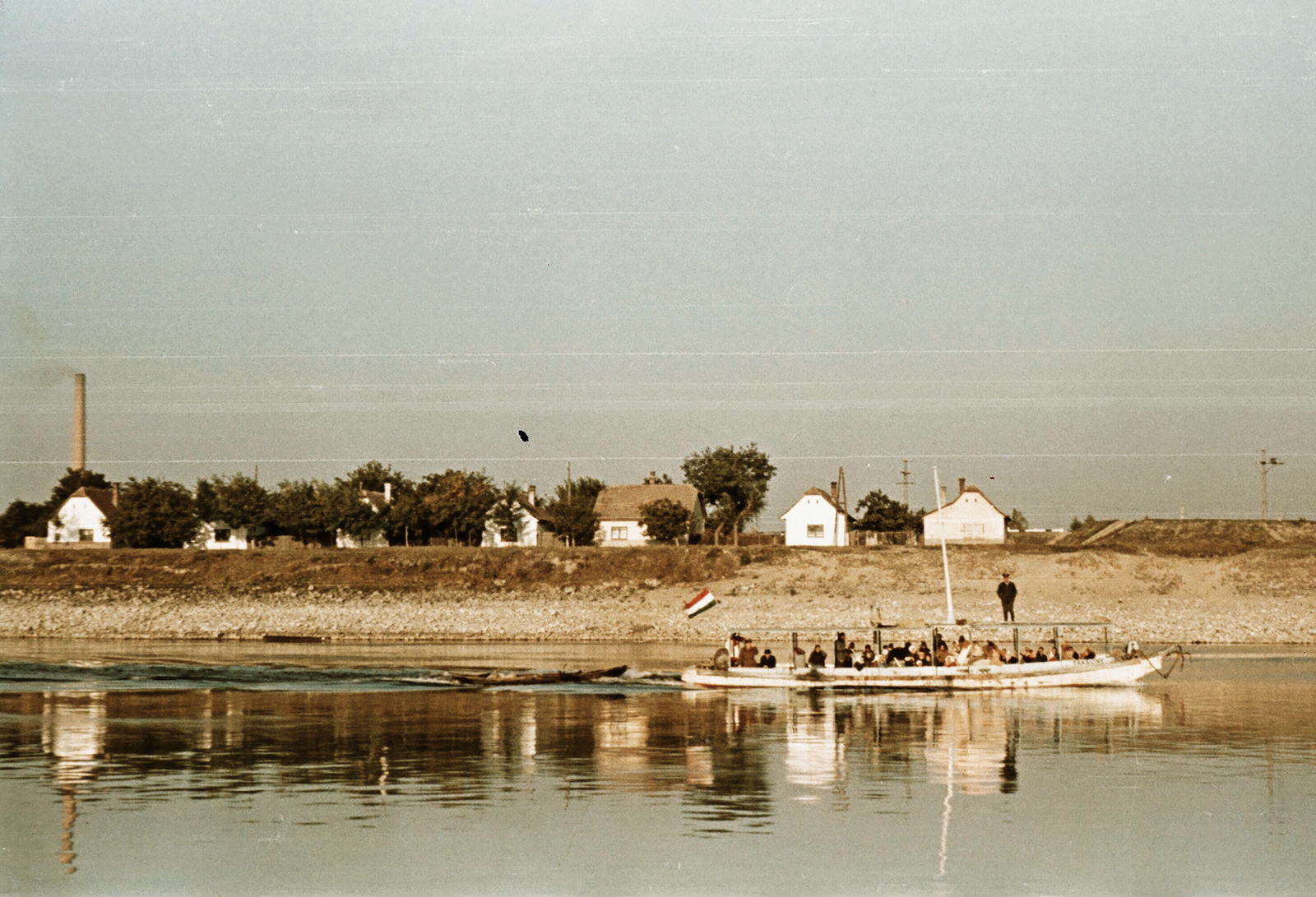 Hungary, Paks, a Taksony átkelőhajó a Dunán, a parton az Árvíz utca házai., 1961, Márton Gábor, colorful, river, water surface, motorboat, shore, Fortepan #73609