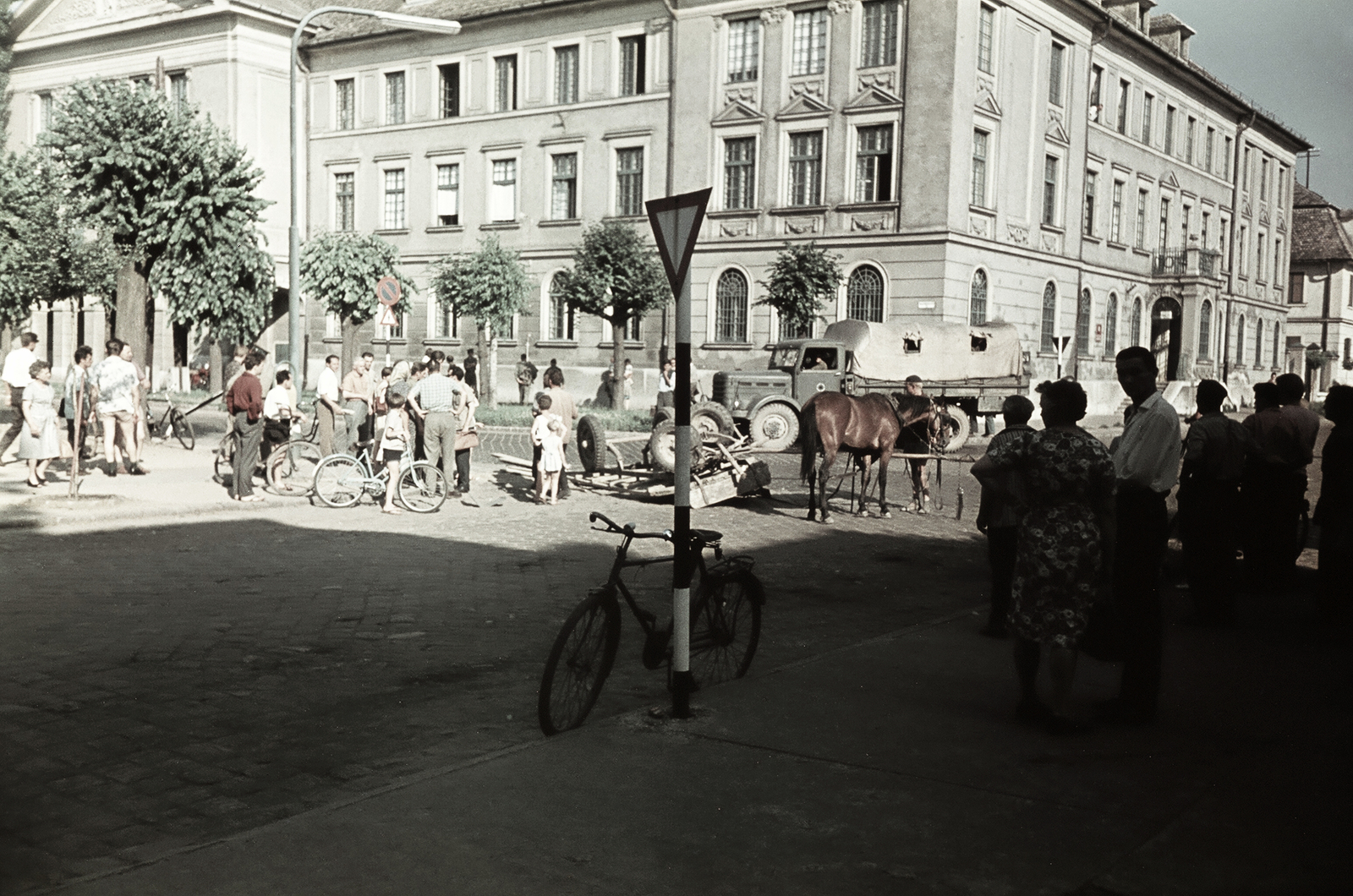 Hungary, Baja, Köztársaság tér, az egykori Vármegyeháza a Kolozsvár utca irányából nézve., 1963, Márton Gábor, bicycle, sunshine, colorful, accident, Horse-drawn carriage, commercial vehicle, street view, genre painting, Fortepan #73615