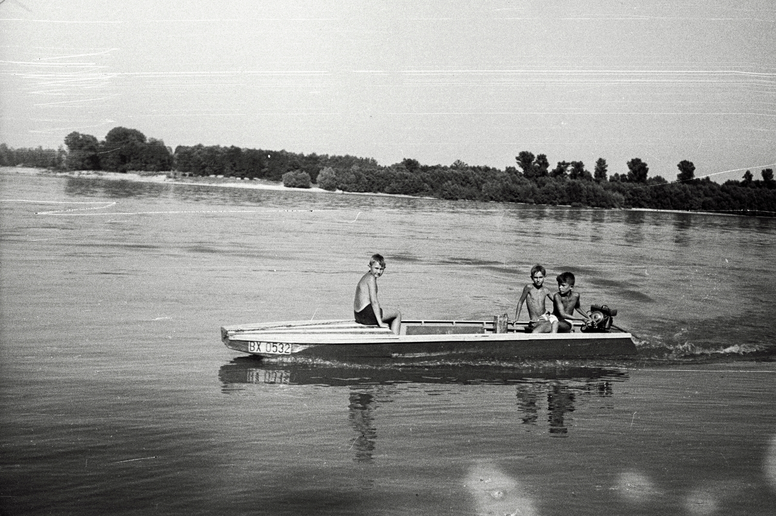 Hungary, Duna a Sió-torkolatánál., 1960, Márton Gábor, free time, bathing suit, river, water surface, summer, motorboat, shore, boys, wave, Fortepan #73633