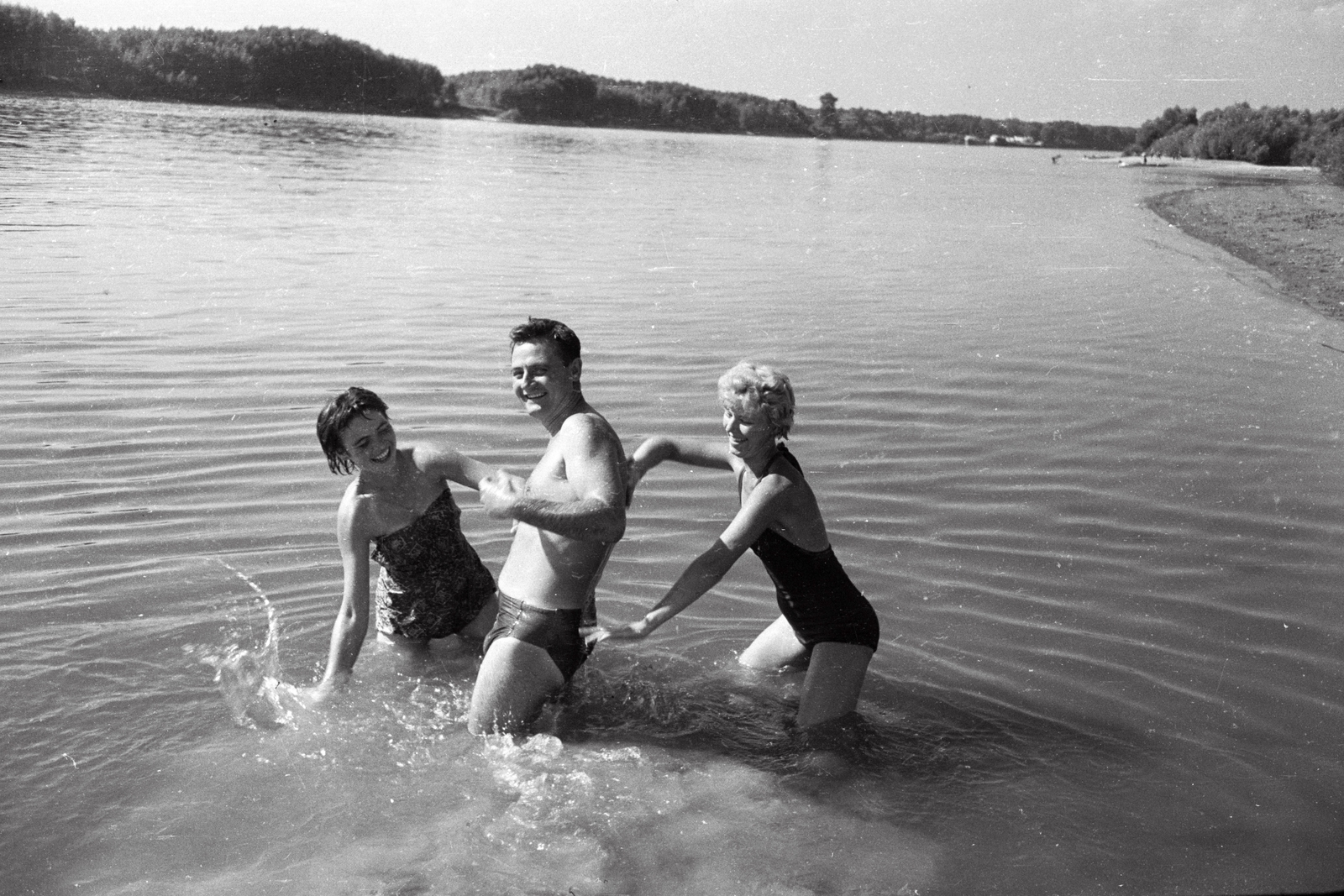 Hungary, a Duna Baja felett, Koppány-zátony., 1960, Márton Gábor, free time, ship, bathing suit, river, water surface, bathing, summer, fun, man, shore, Fortepan #73638