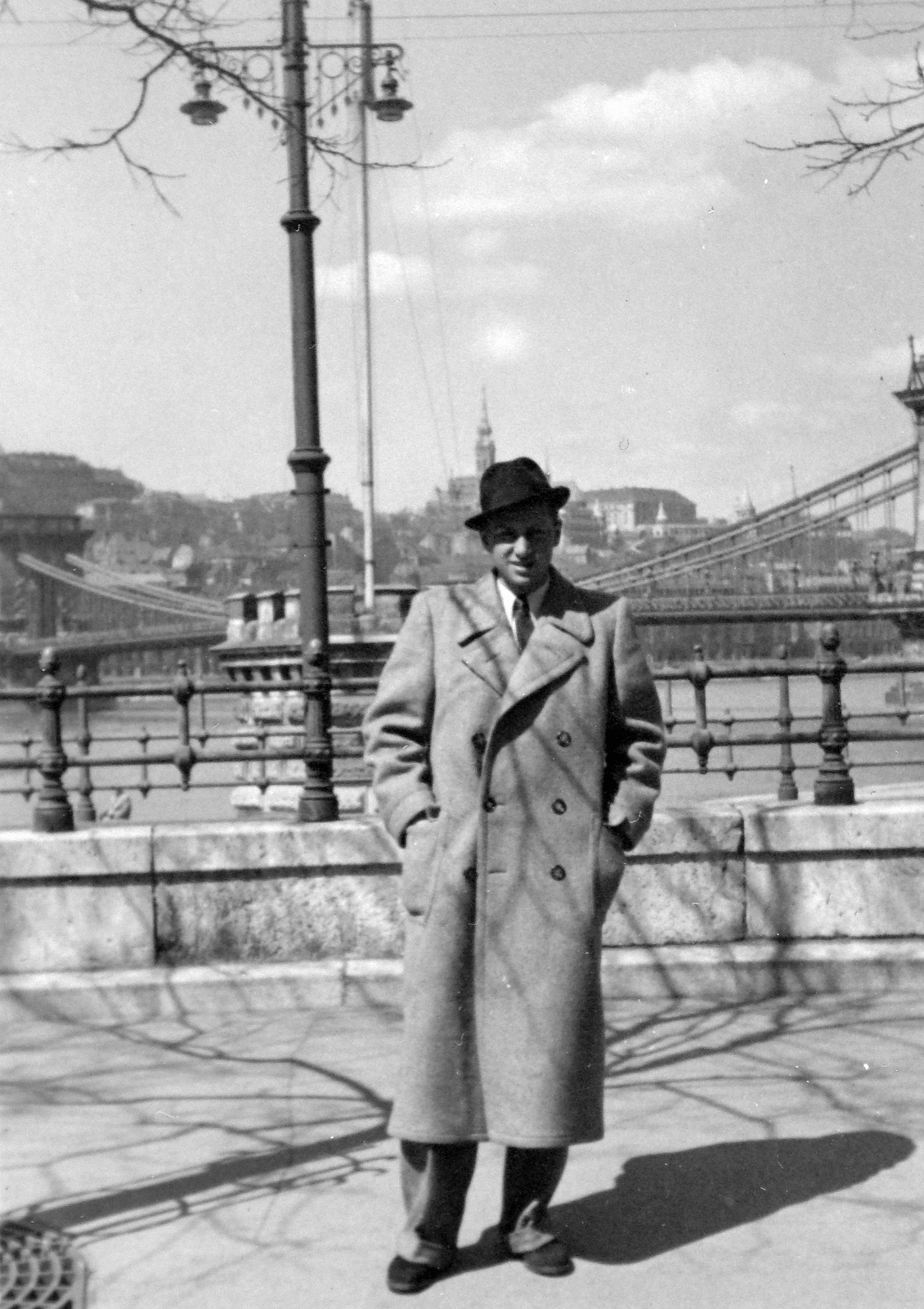 Hungary, Budapest V., Dunakorzó, háttérben a Széchenyi Lánchíd., 1949, Fortepan, hat, picture, lamp post, man, Budapest, hands in pockets, double-breasted coat, Fortepan #7364