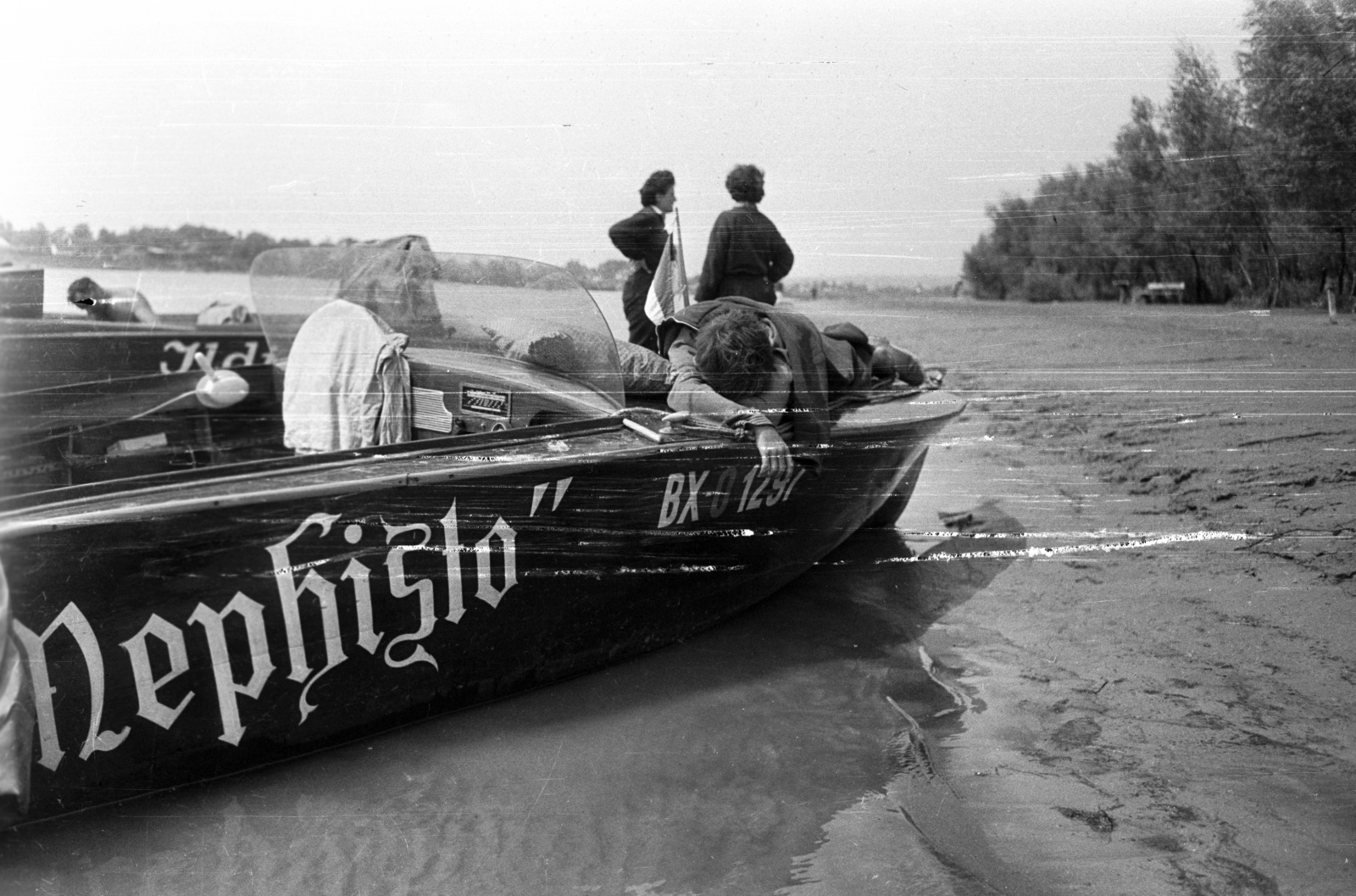 Hungary, Mohács, Duna-part., 1960, Márton Gábor, water surface, relaxation, motorboat, man, shore, number plate, sand, Fortepan #73641