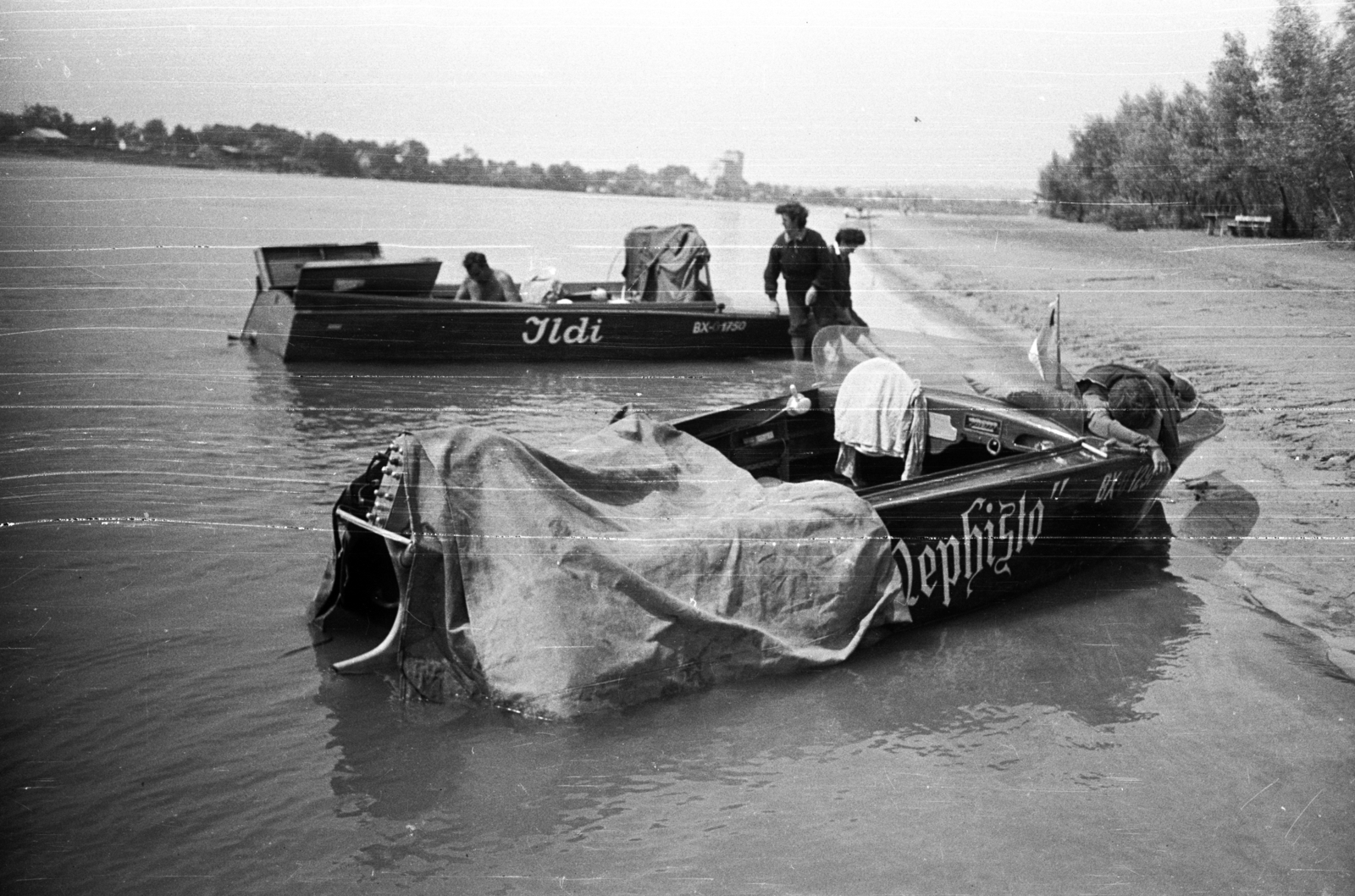 Hungary, Mohács, Duna-part., 1960, Márton Gábor, free time, water surface, relaxation, summer, motorboat, shore, sand, Fortepan #73642