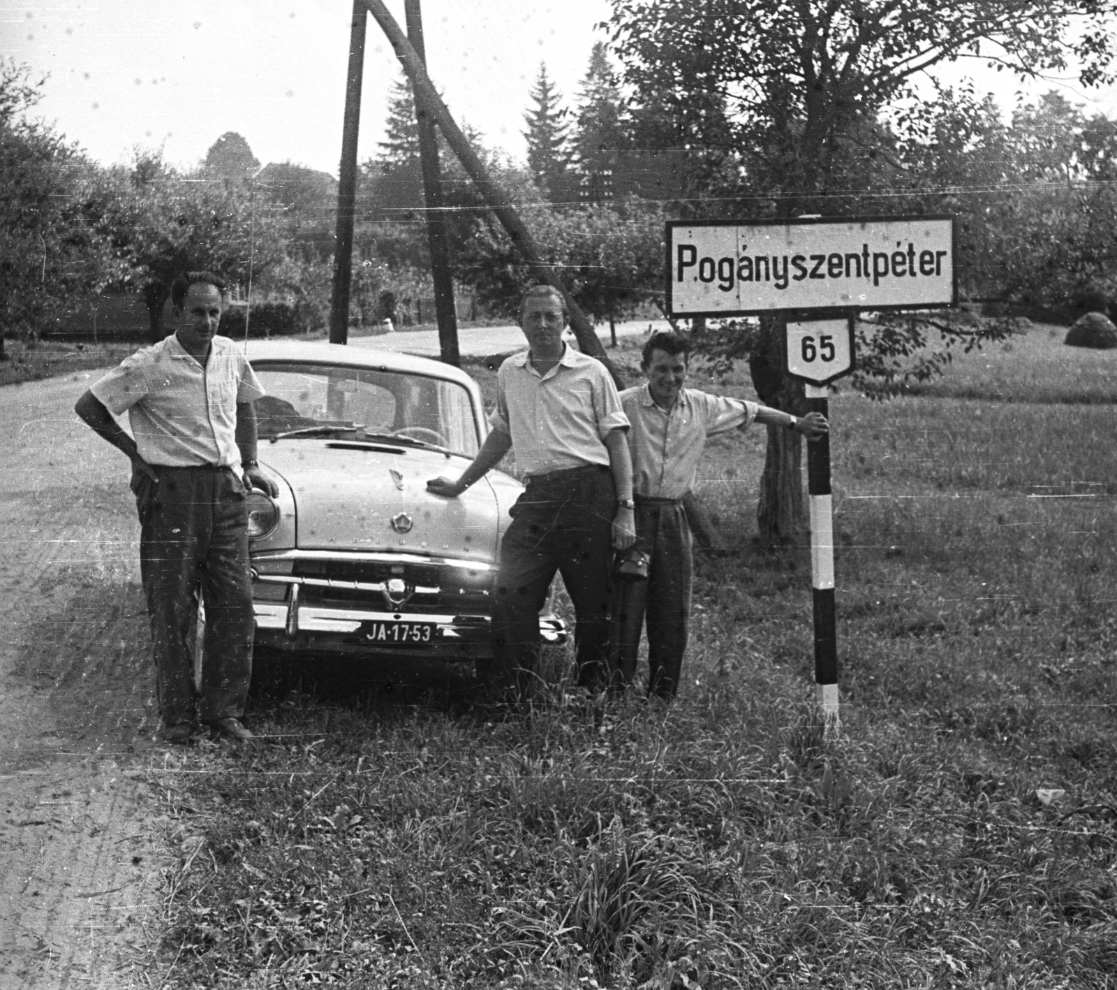 Hungary, Pogányszentpéter, a község északi határa., 1962, Márton Gábor, Soviet brand, taxicab, Moskvitch-brand, automobile, place-name signs, three people, Fortepan #73651