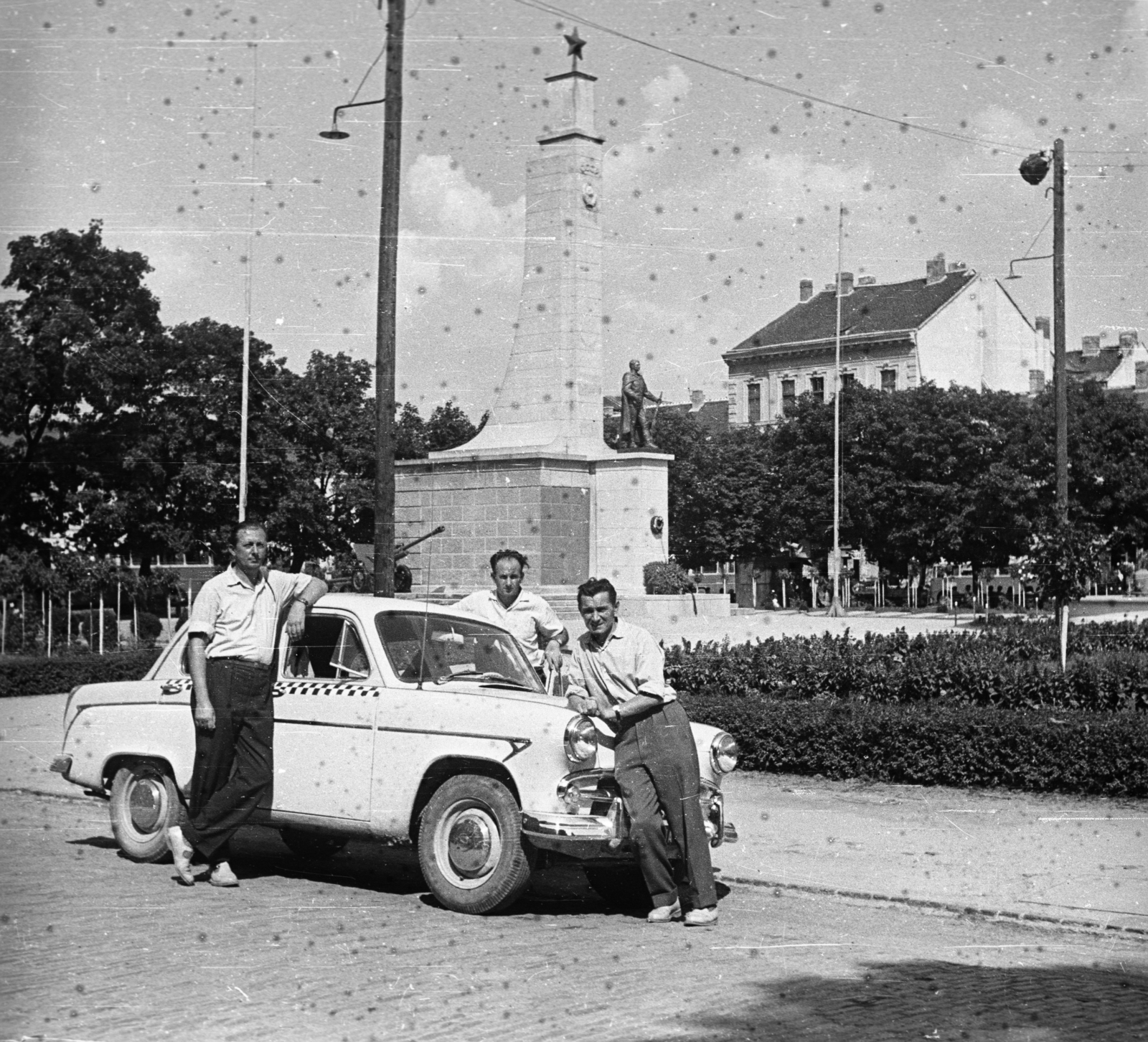 Hungary, Nagykanizsa, Erzsébet (Szabadság) tér, szovjet hősi emlékmű., 1962, Márton Gábor, Soviet brand, sculpture, monument, taxicab, Moskvitch-brand, lamp post, Red Star, ordnance, Soviet memorial, prop up on elbows, Fortepan #73652