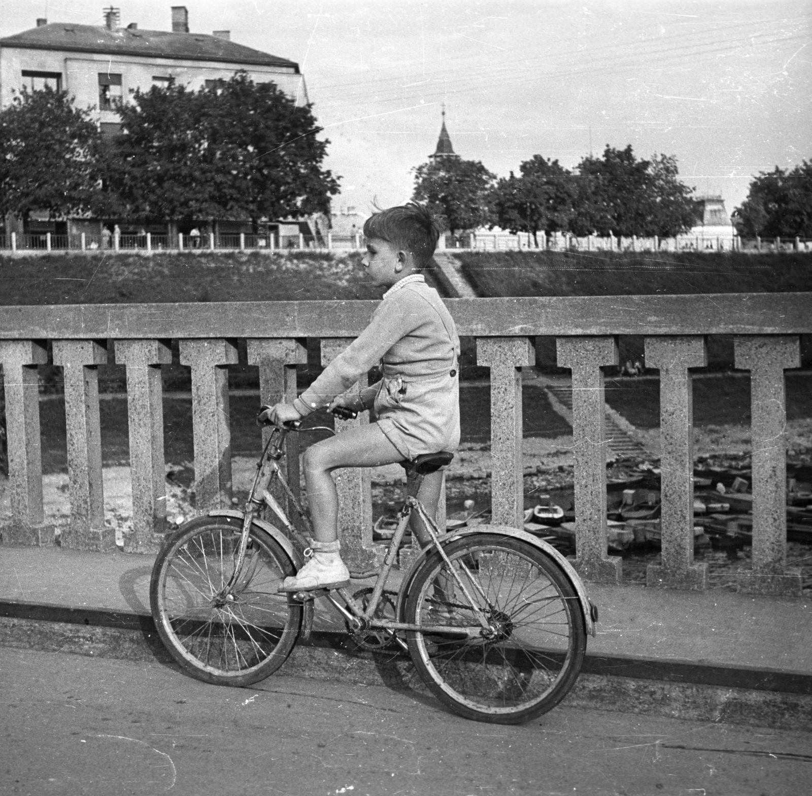 Hungary, Baja, az 1982-ben felrobbantott szigeti híd, lent a Sugovica (Kamarás-Duna), Huzovics-féle kikötő., 1962, Márton Gábor, bicycle, Fortepan #73661
