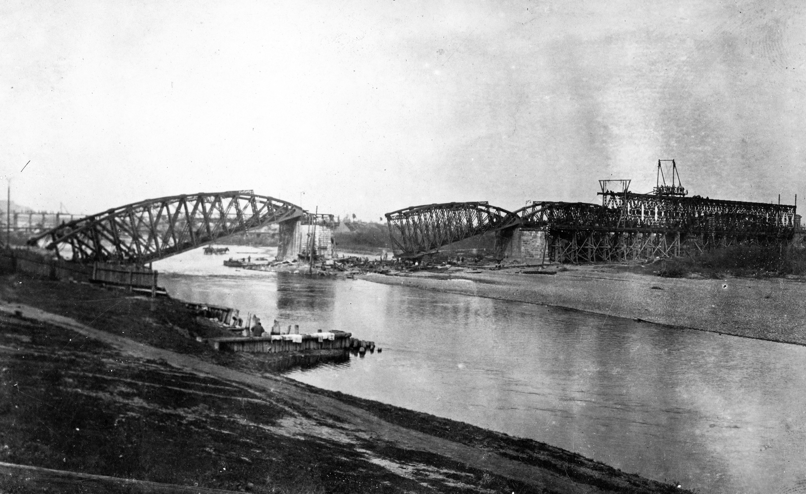 Ukraine, Chernivtsi, új vasúti híd építése a lerombolt mellett., 1917, Fortepan, First World War, war damage, river, railway bridge, wrecked bridge, bridge building, Fortepan #73675