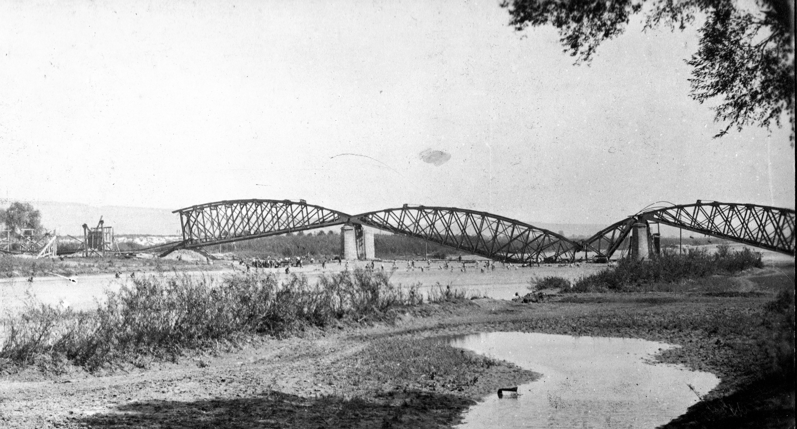 Ukraine, Chernivtsi, (ekkor Czernowitz), lerombolt vasúti híd., 1917, Fortepan, First World War, war damage, river, railway bridge, wrecked bridge, Fortepan #73677