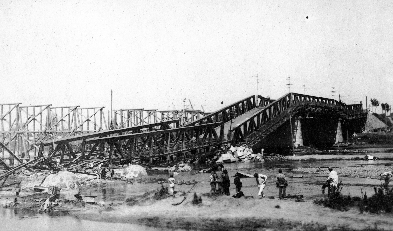 Ukraine, Chernivtsi, lerombolt közúti híd., 1917, Fortepan, First World War, bridge, war damage, river, wrecked bridge, bridge building, Fortepan #73678