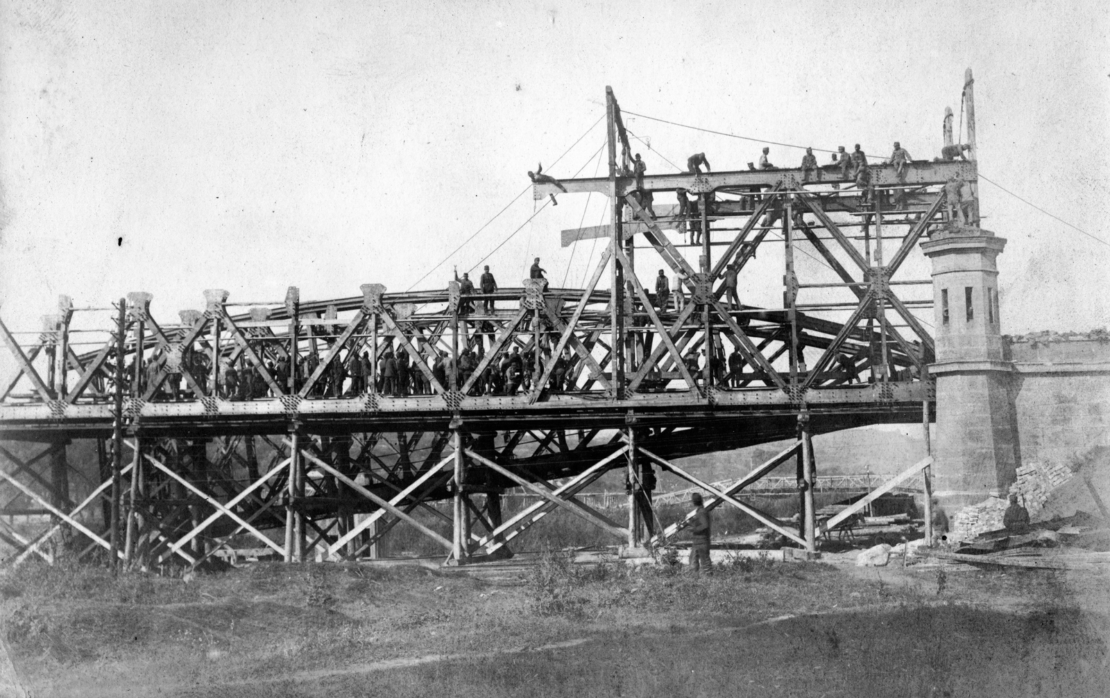 Ukraine, Chernivtsi, új vasúti híd építése a lerombolt mellett., 1917, Fortepan, First World War, war damage, railway bridge, wrecked bridge, bridge building, sapper, Fortepan #73679