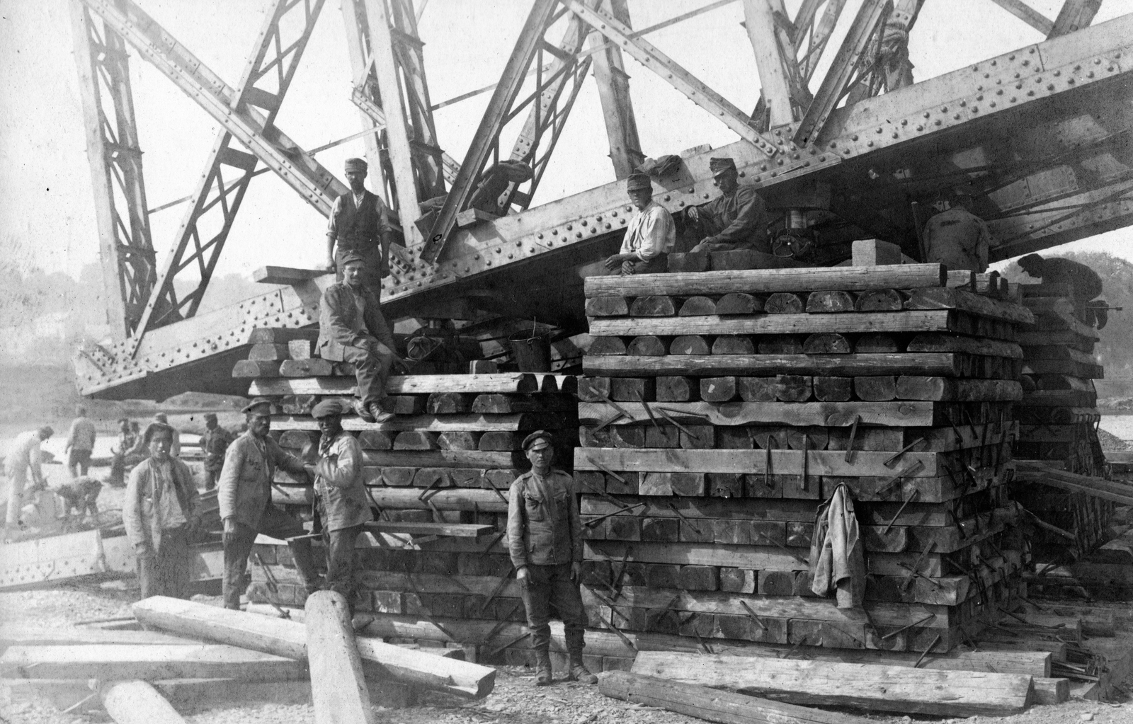Ukraine, Chernivtsi, lerombolt vasúti híd., 1917, Fortepan, First World War, war damage, railway bridge, wrecked bridge, bridge building, beam, sapper, Fortepan #73680