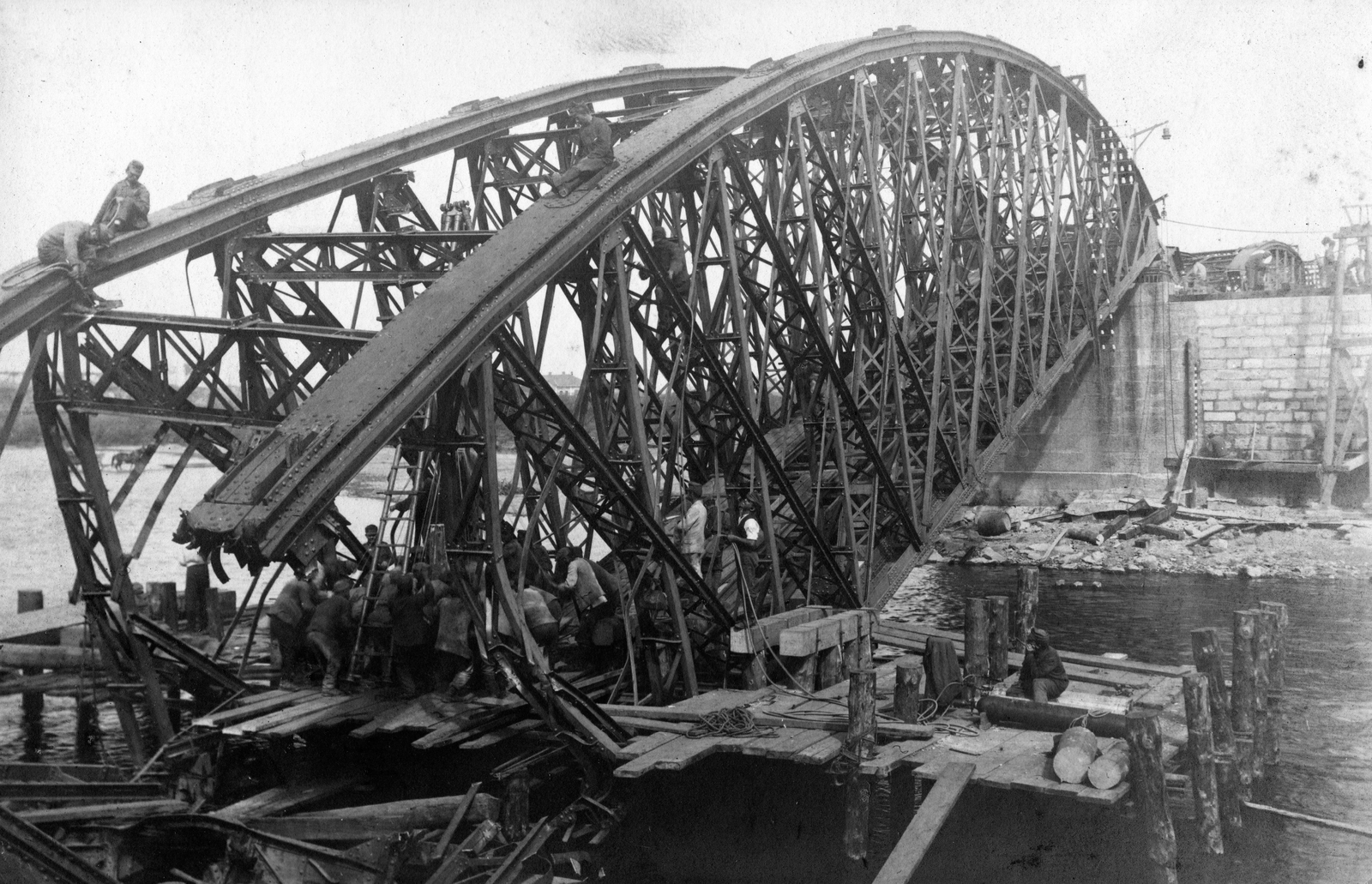 Ukraine, Chernivtsi, lerombolt vasúti híd., 1917, Fortepan, First World War, war damage, railway bridge, wrecked bridge, bridge building, sapper, Fortepan #73681