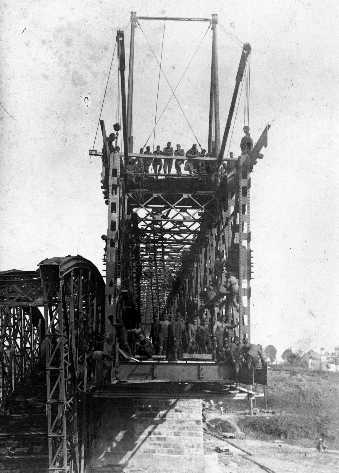 Ukraine, Chernivtsi, új vasúti híd építése a lerombolt mellett., 1917, Fortepan, First World War, bridge, railway bridge, wrecked bridge, bridge building, sapper, Fortepan #73682